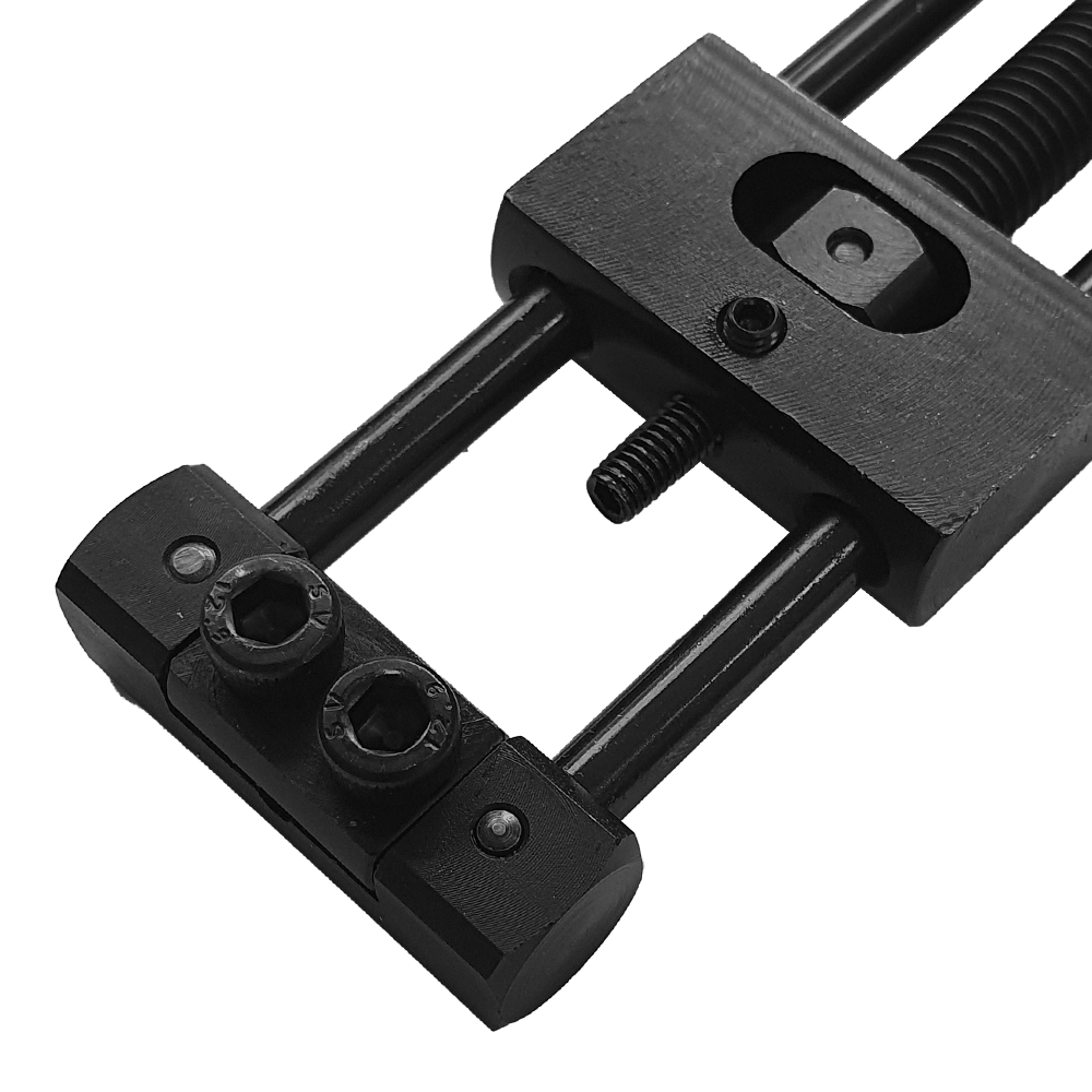 Designa Dart Repointer Black Pro Edition - Zmieniacz końcówek Designa Dart Repointer Black Pro Edition - Spitzenwechsler ist ein Tool zum Wechseln von Dartspitzen. Das Bild zeigt das Produkt aus schwarzem Material.