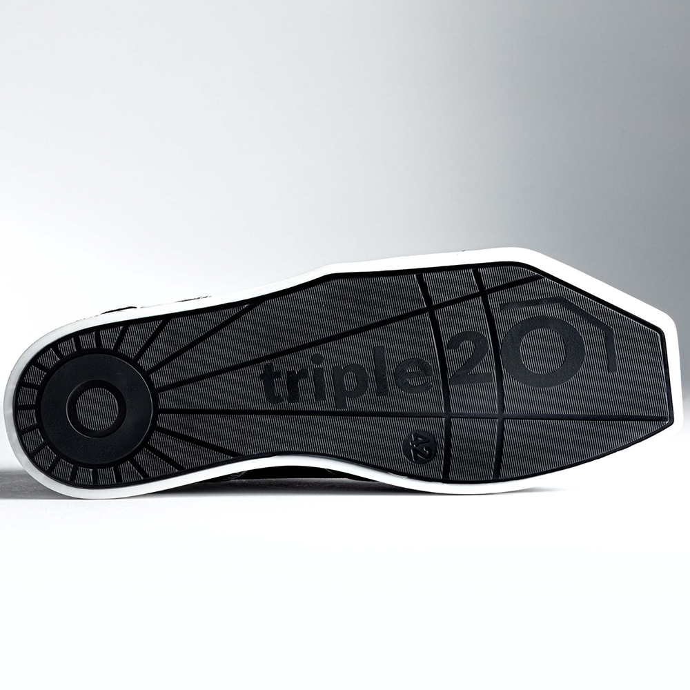 20201003-00_Triple20_Dartschuhe_Textil_Leder_Schwarz_Weiss_6 Auf dem Bild ist die Sohle eines Schuhs mit der Aufschrift „triple20“ zu sehen. Es handelt sich um den Triple20 Dartschuh aus Textil und Leder in Schwarz-Weiß.