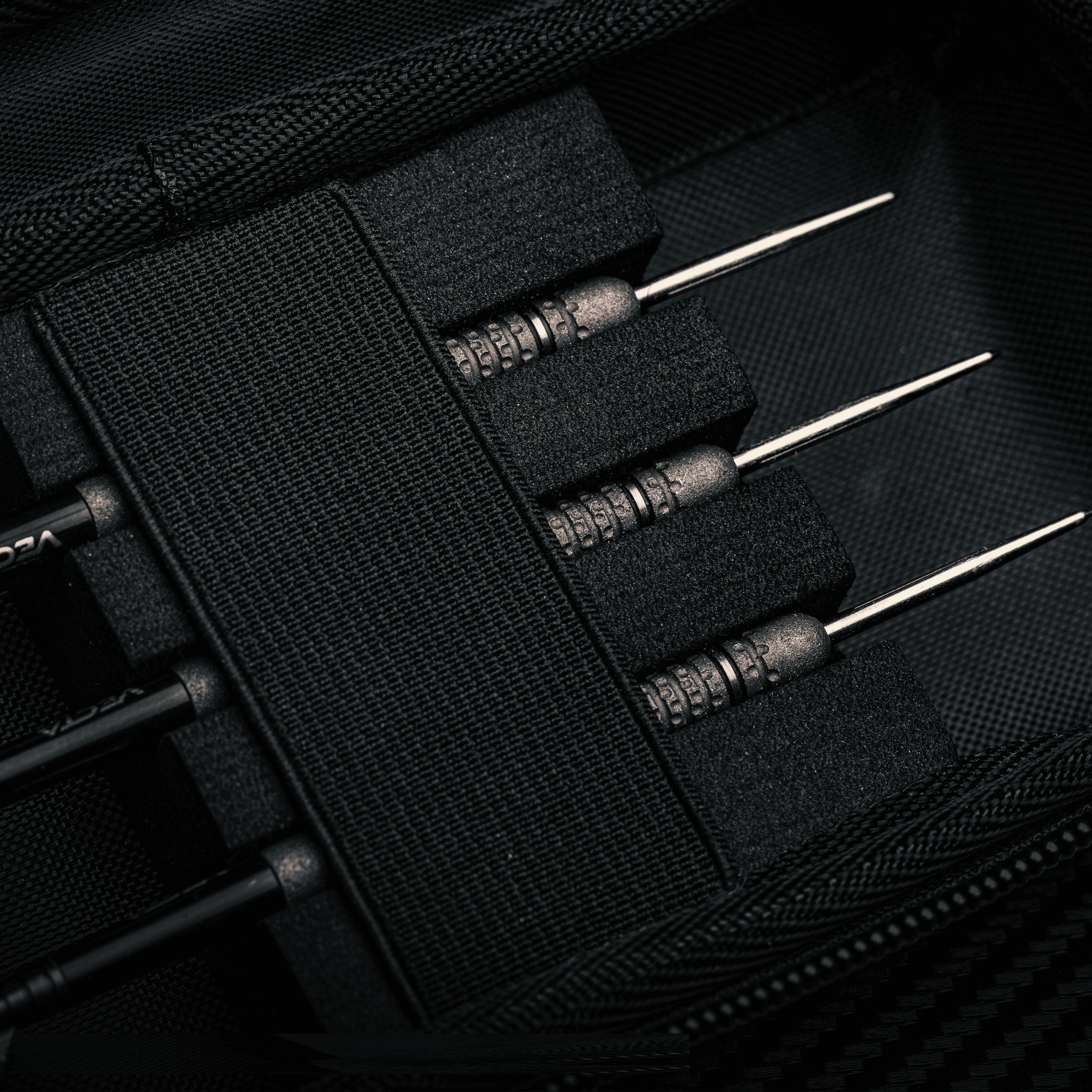 Portfel do rzutek Winmau Armor G1 Michael Van Gerwen Das Winmau Armor G1 Michael Van Gerwen Dartwallet ist auf diesem Bild dargestellt. Die Tasche eignet sich ideal für den Transport von Darts.