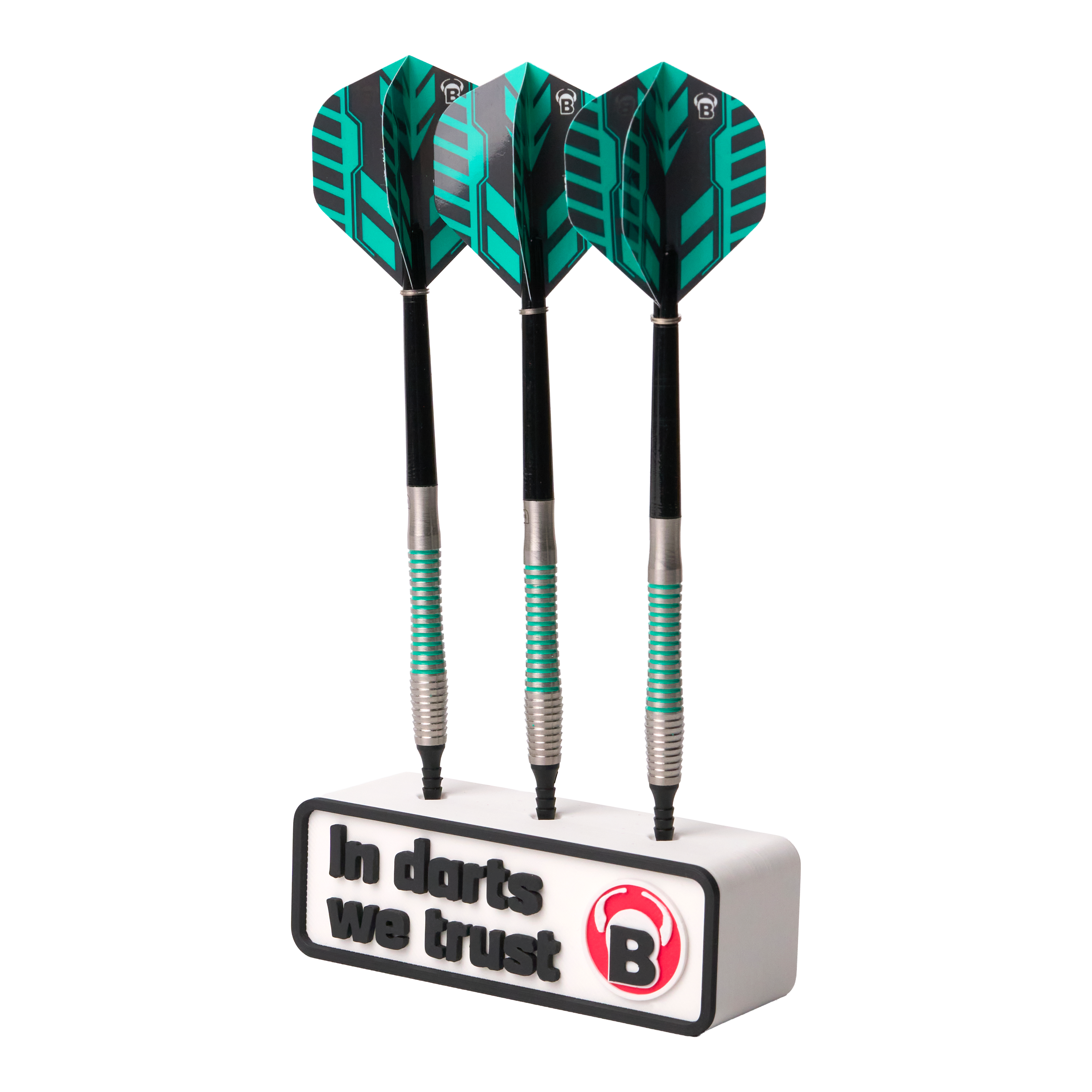 Das Bild zeigt drei Darts, die in einem weißen Halter stecken. Auf dem Halter steht der Text "In darts we trust" zusammen mit einem roten B-Logo.