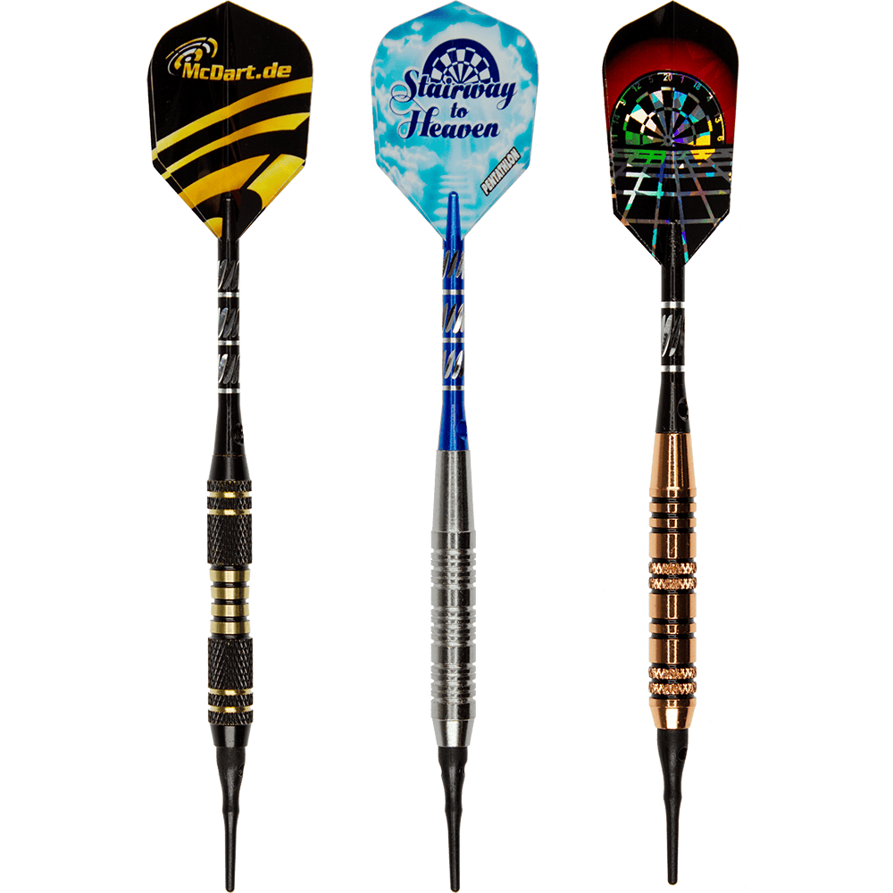 DP03SD_McDart_9er_Softdarts_2 Das Bild zeigt drei verschiedene Softdarts des Produkts "McDart 9er Softdarts". Jeder Dart hat ein einzigartiges Design und unterschiedliche Farben auf Flights und Schäften.