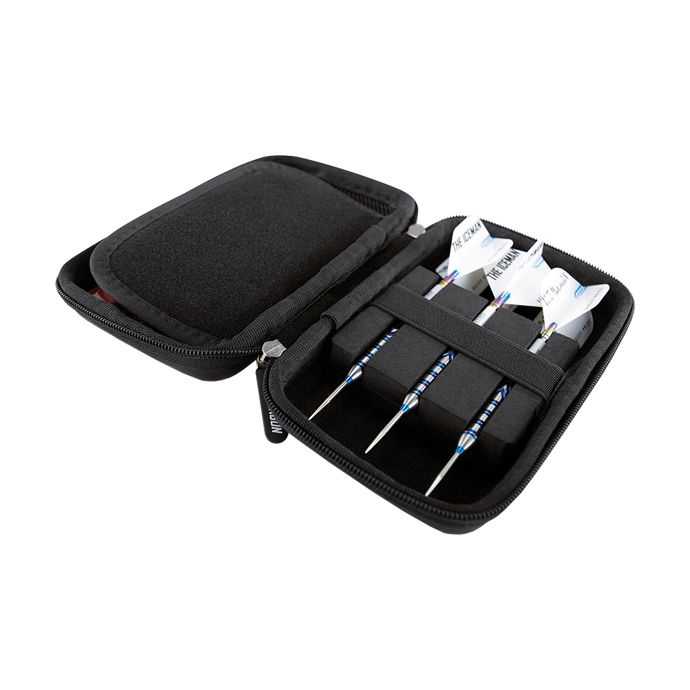 X0611_Red_Dragon_Gerwyn_Price_World_Champion_Dartcase_2 Das Bild zeigt ein geöffnetes Dartcase mit drei Darts, ordentlich in Fächern verstaut. Es handelt sich um das Produkt "Red Dragon Gerwyn Price World Champion Dartcase".