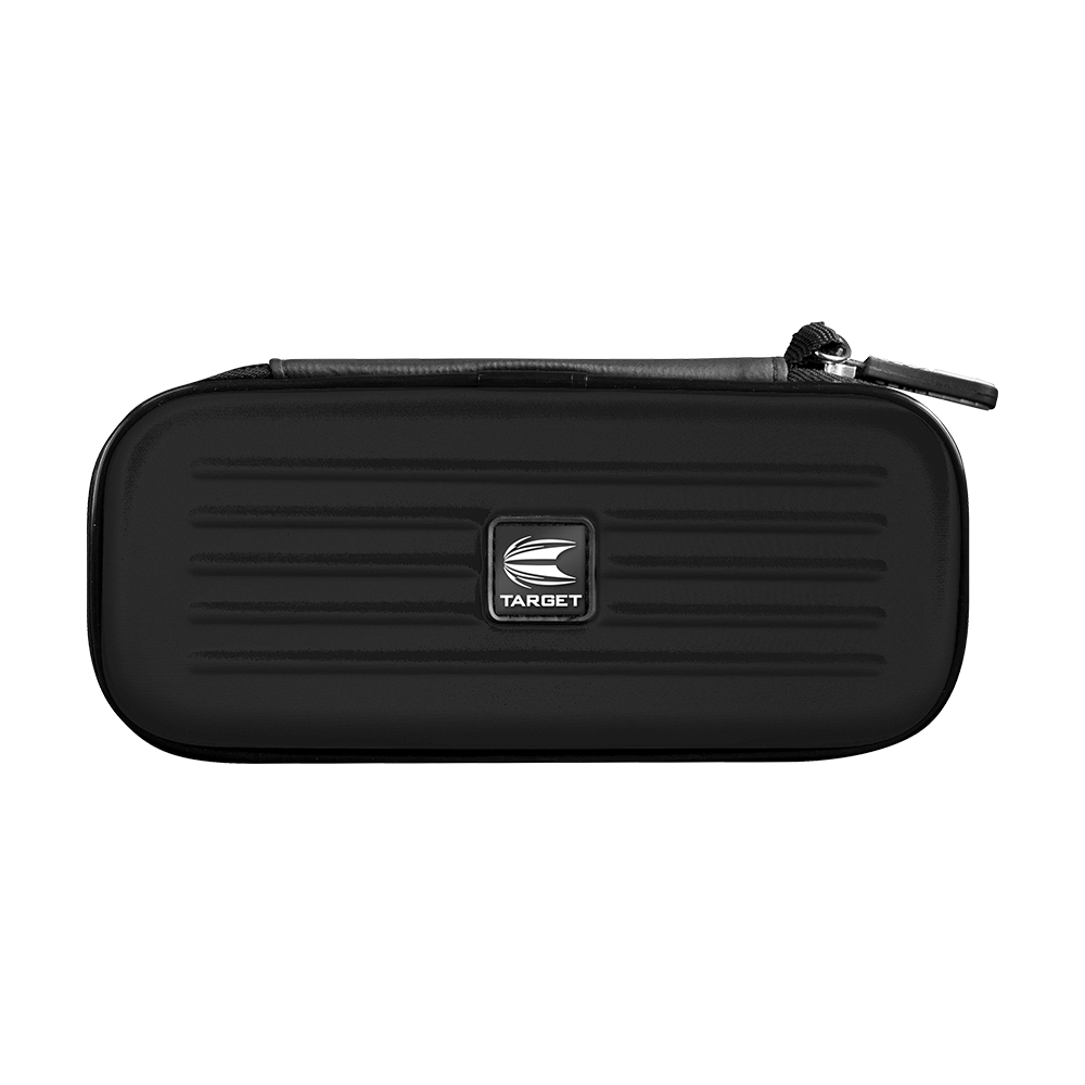 125820_Target_Takoma_Dartwallet_Schwarz_1 Das Bild zeigt eine schwarze Darttasche mit dem Namen "Target Takoma Dartwallet". Die Tasche hat einen Reißverschluss und das Target-Logo auf der Vorderseite.