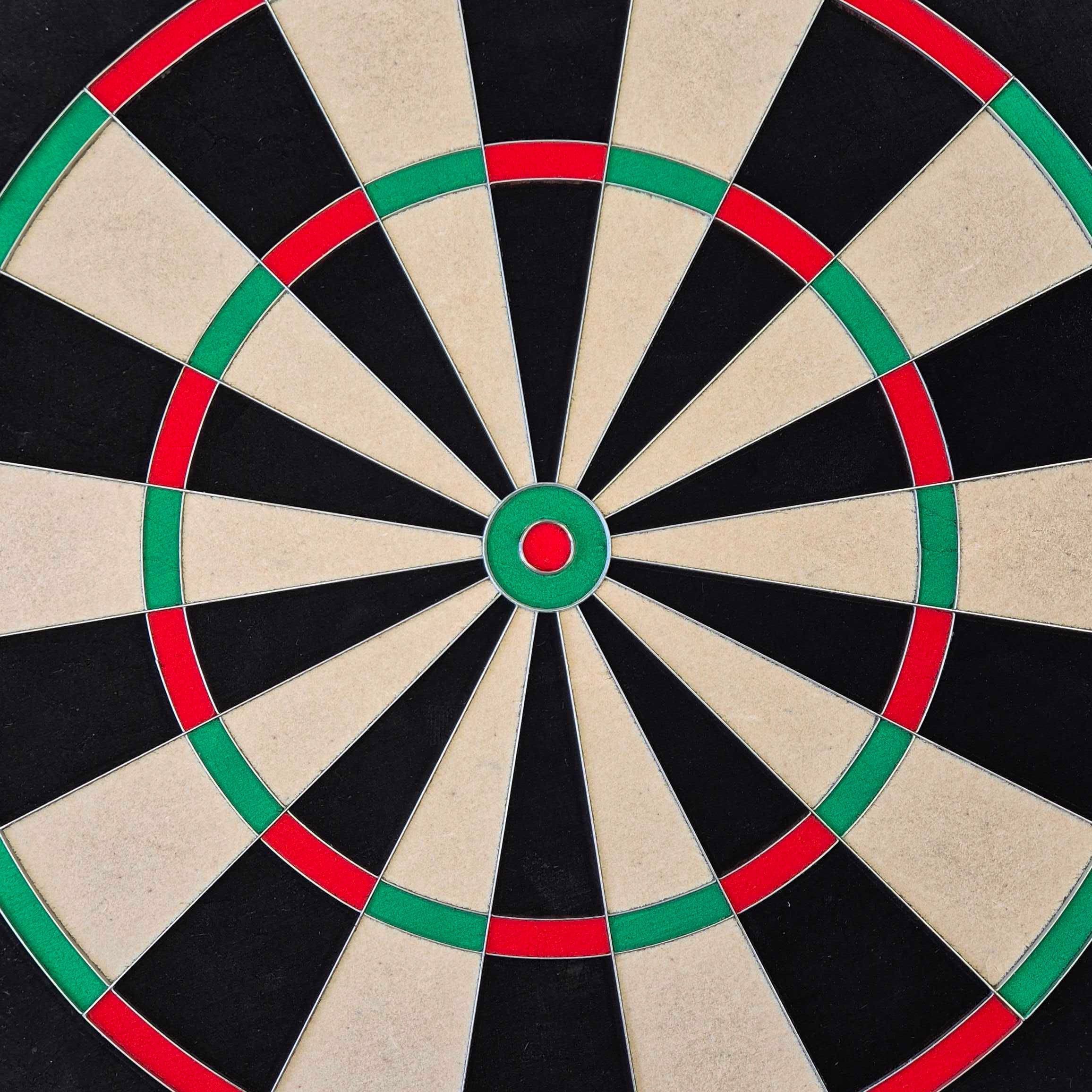 Stalowa tarcza do darta McDart Precision Das Bild zeigt ein McDart Precision Steeldartboard. Die Dartscheibe ist in schwarze, beige, grüne und rote Segmente unterteilt.