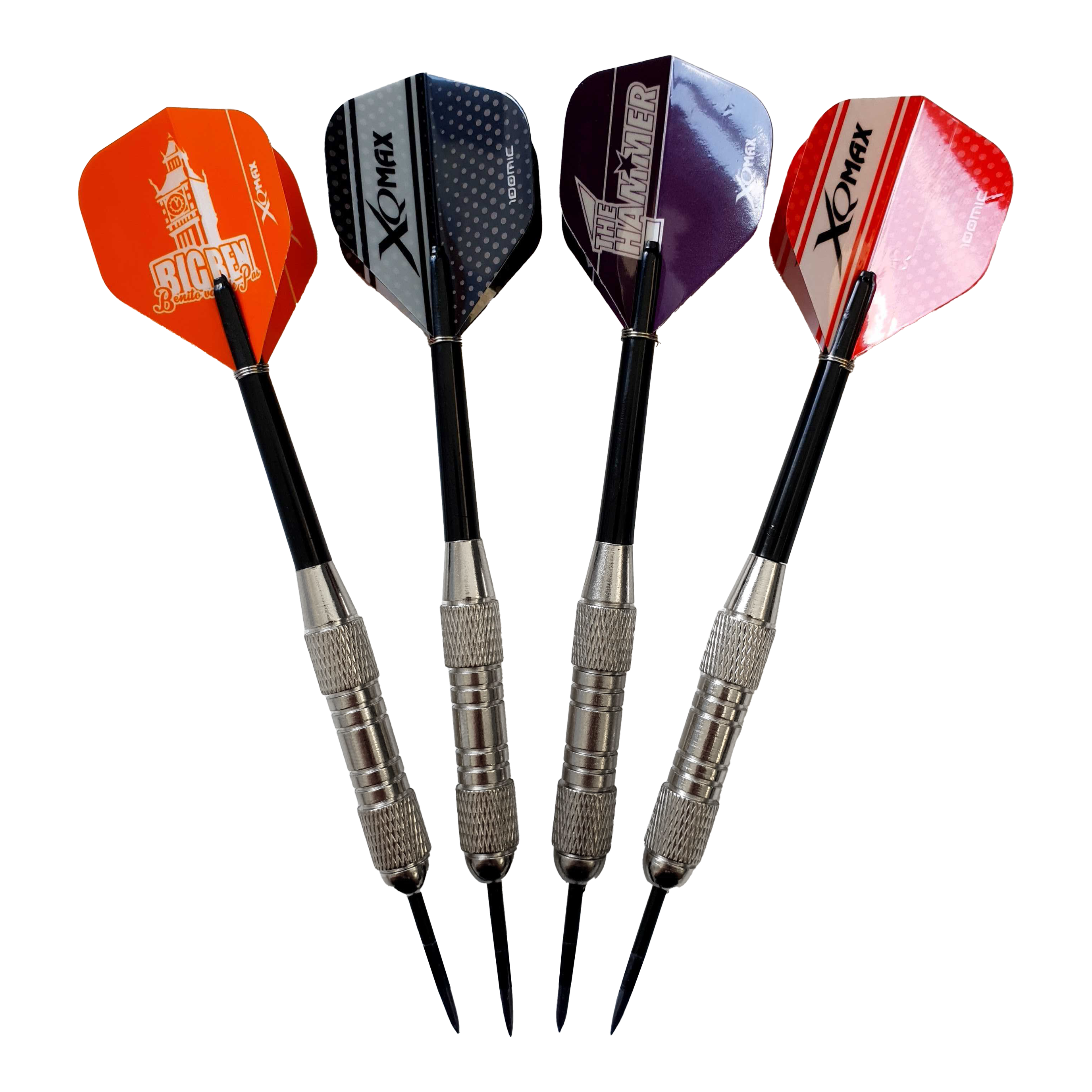 Das Bild zeigt vier Darts aus dem Set „XQMax 21 Darts im Glas“. Die Darts haben verschiedenfarbige Flights und silberne Griffe.
