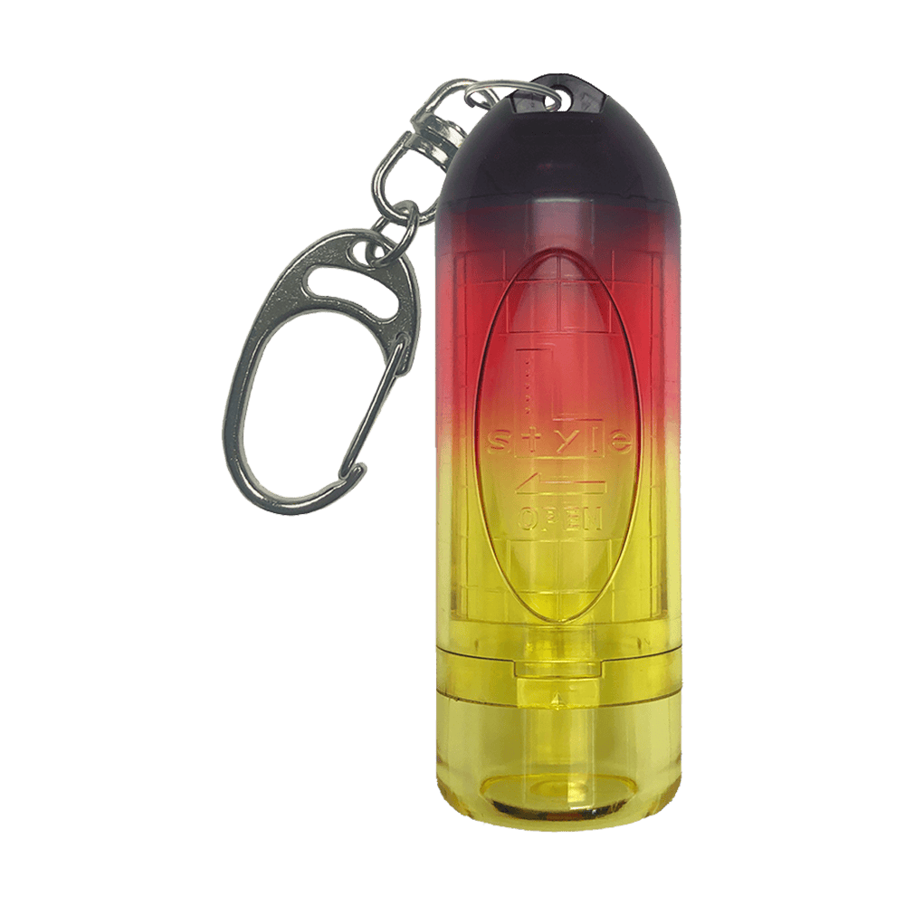 LSF36_L-Style_N9_Lipstock_Tri_Color_Spitzencase_Sunrise_1 Das Bild zeigt das Produkt "L-Style N9 Lipstock Tri Color Spitzencase - Sunrise". Das Etui hat einen Farbverlauf von Schwarz über Rot zu Gelb und ist mit einem Metallkarabiner versehen.