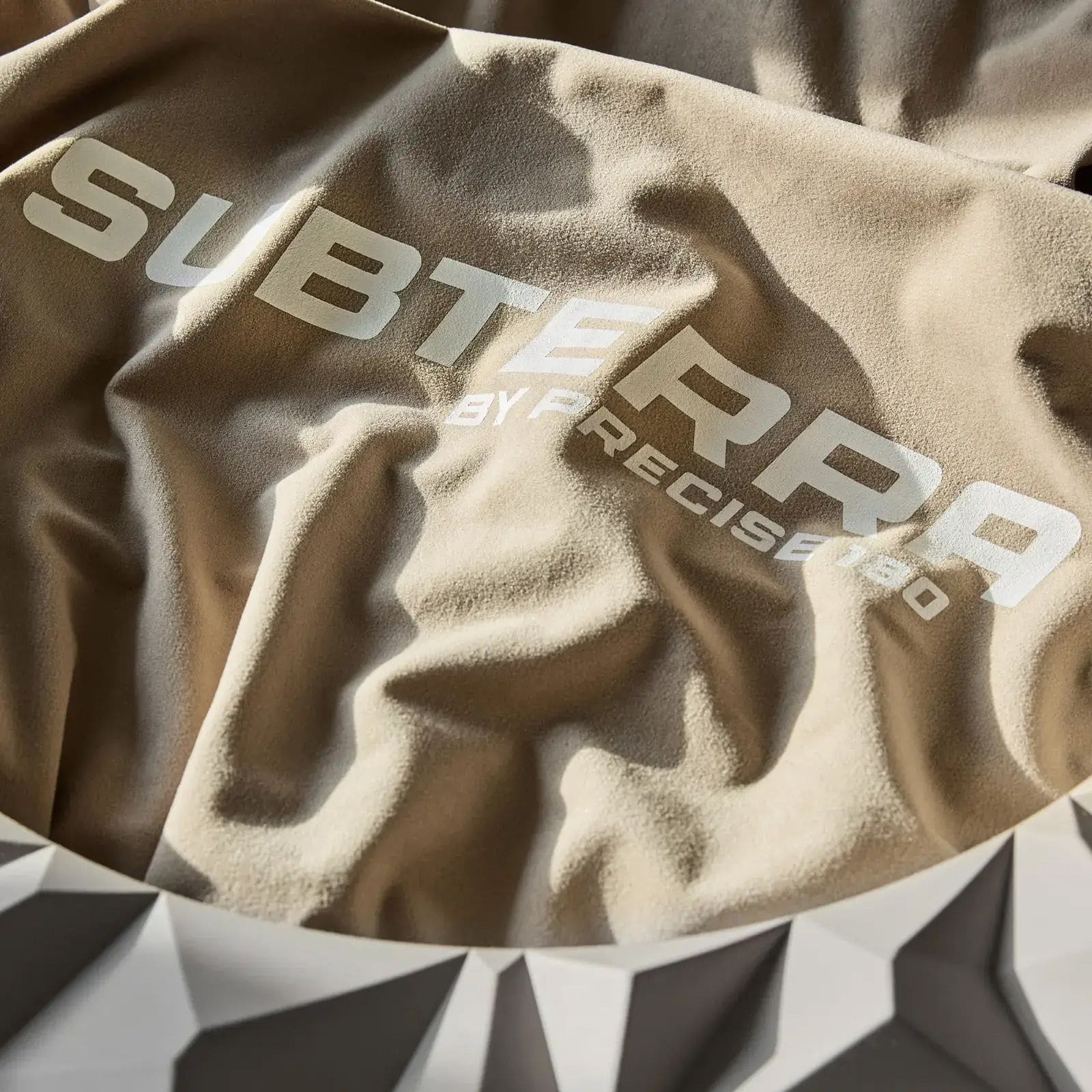 Precyzyjna tarcza do darta 180 3D Subterra Surround - Nordic Grey Das Bild zeigt das Precise 180 3D Dartboard Surround Subterra in der Farbe Nordic Grey. Das Produkt dient als Schutz für die Wand beim Dartspielen.