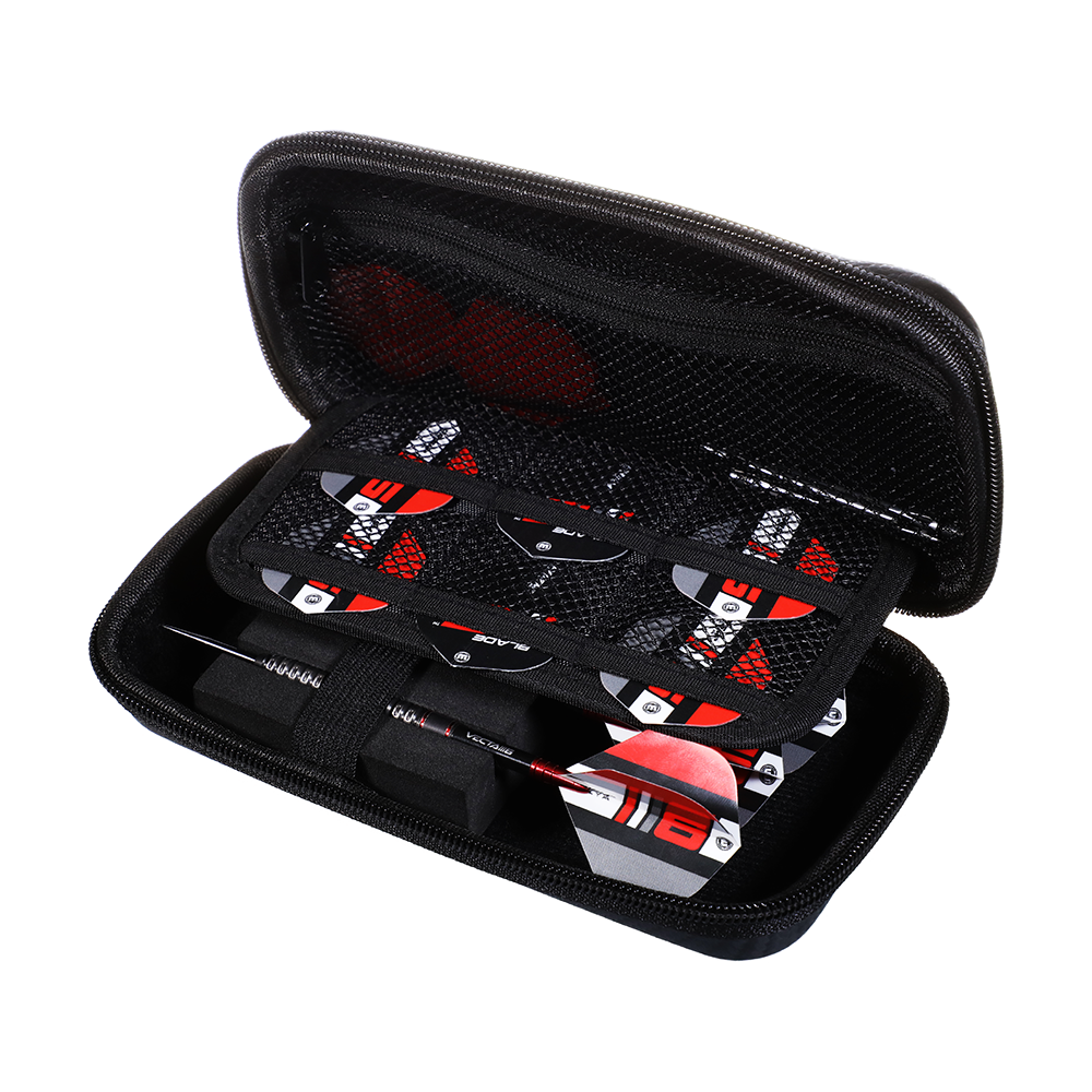 8334_Winmau_Blade6_Dartcase_4 Dies ist das Winmau Blade 6 Dartcase, ein Aufbewahrungsetui für Dartpfeile. Im Inneren gibt es Fächer und Netze zur sicheren Organisation und zum Schutz der Darts und Zubehörteile.