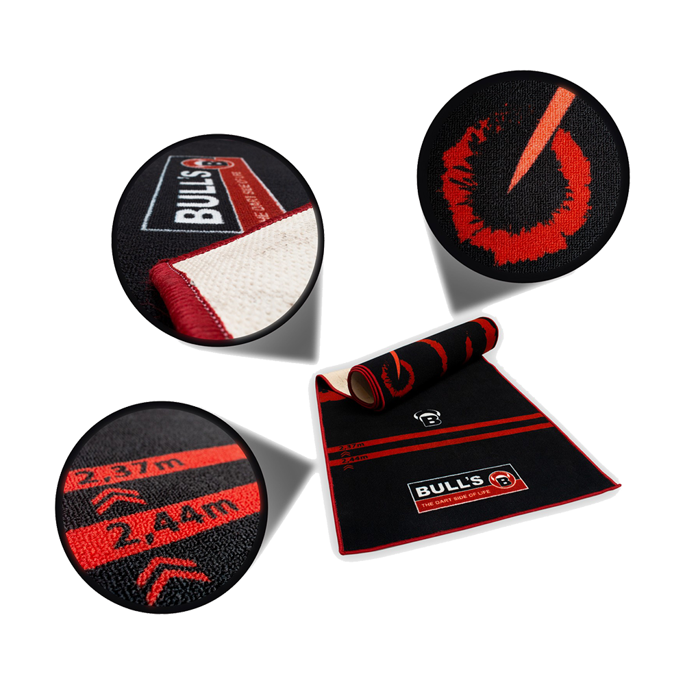 67808_Bulls_Carpet-Mat_140_Red_2 Das Bild zeigt den "Bulls Carpet-Mat Teppich 140 - Red", einen schwarzen Teppich mit roten Akzenten und Markierungen. Es sind Nahaufnahmen von Details wie dem Logo, der Materialstruktur und den aufgedruckten Entfernungsmarkierungen zu sehen.