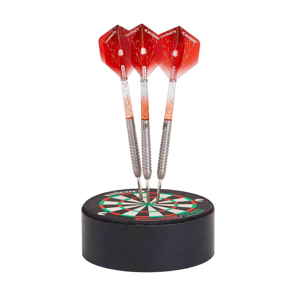 79465_Unicorn_Dart_Station_Dartst-nder_1 Das Bild zeigt den Unicorn Dart Station Dartständer mit drei roten Darts. Die Darts stecken aufrecht in einer runden Basis, die wie eine kleine Dartscheibe gestaltet ist.