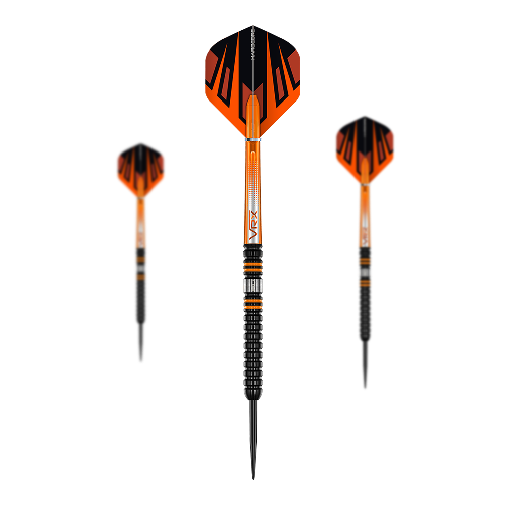 Rzutki stalowe Red Dragon Amberjack Pro 1 Das Bild zeigt drei Steeldarts des Produkts „Red Dragon Amberjack Pro 1“. Die Darts sind überwiegend schwarz und orange gestaltet und haben eine moderne, sportliche Optik.