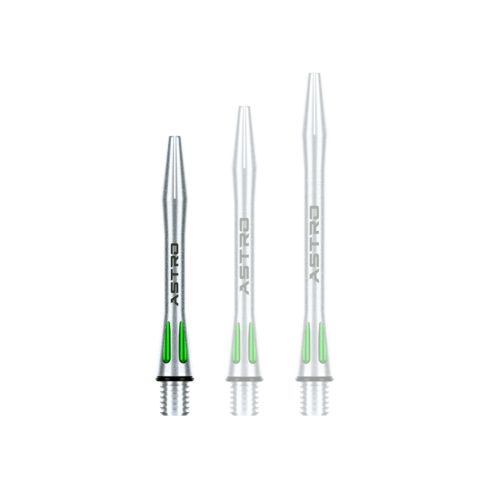 Das Bild zeigt drei silberne Aluminium-Dartschäfte mit grünen Akzenten. Auf jedem Schaft steht das Wort "ASTRO" geschrieben.