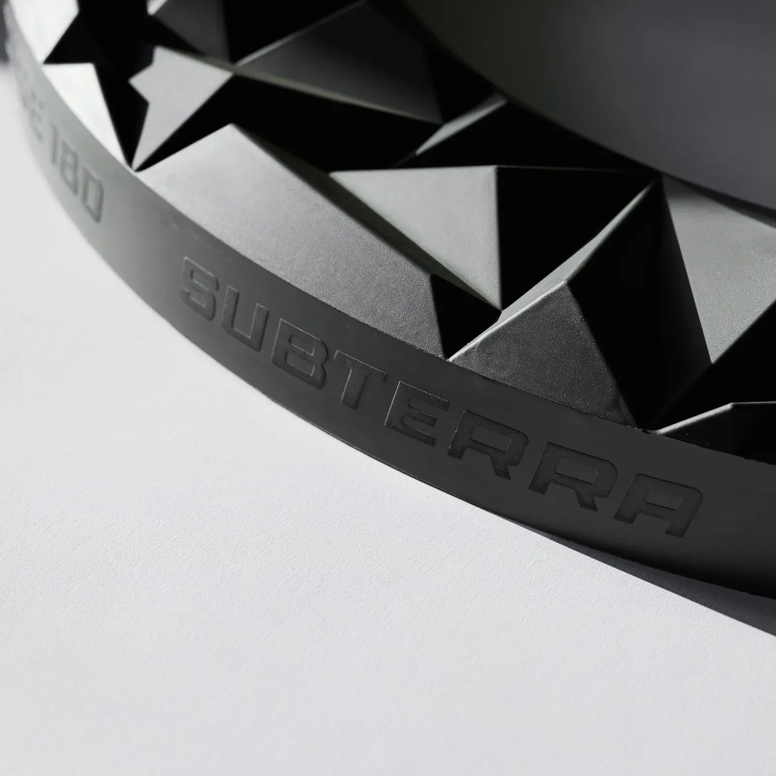 Precyzyjna tarcza do darta 180 3D Subterra Surround - grafitowa Das Precise 180 3D Dartboard Surround Subterra - Graphite ist auf dem Foto zu sehen. Diese Umrandung eignet sich ideal für Dartliebhaber.