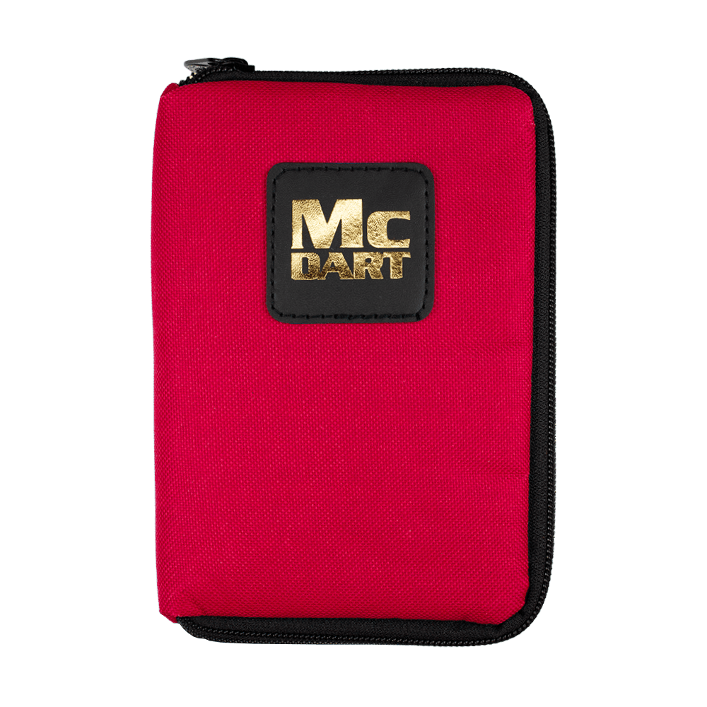 Auf dem Bild ist eine kleine, rote McDart-Tasche zu sehen. Sie hat einen schwarzen Reißverschluss und ein schwarzes Logo mit goldener Schrift auf der Vorderseite.