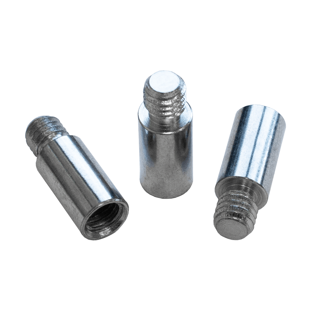 602_Addagrams_1_Silber Auf dem Bild sind drei silberne Metallstifte mit Gewinde zu sehen. Sie liegen auf einer hellen Oberfläche und sind unterschiedlich ausgerichtet.
