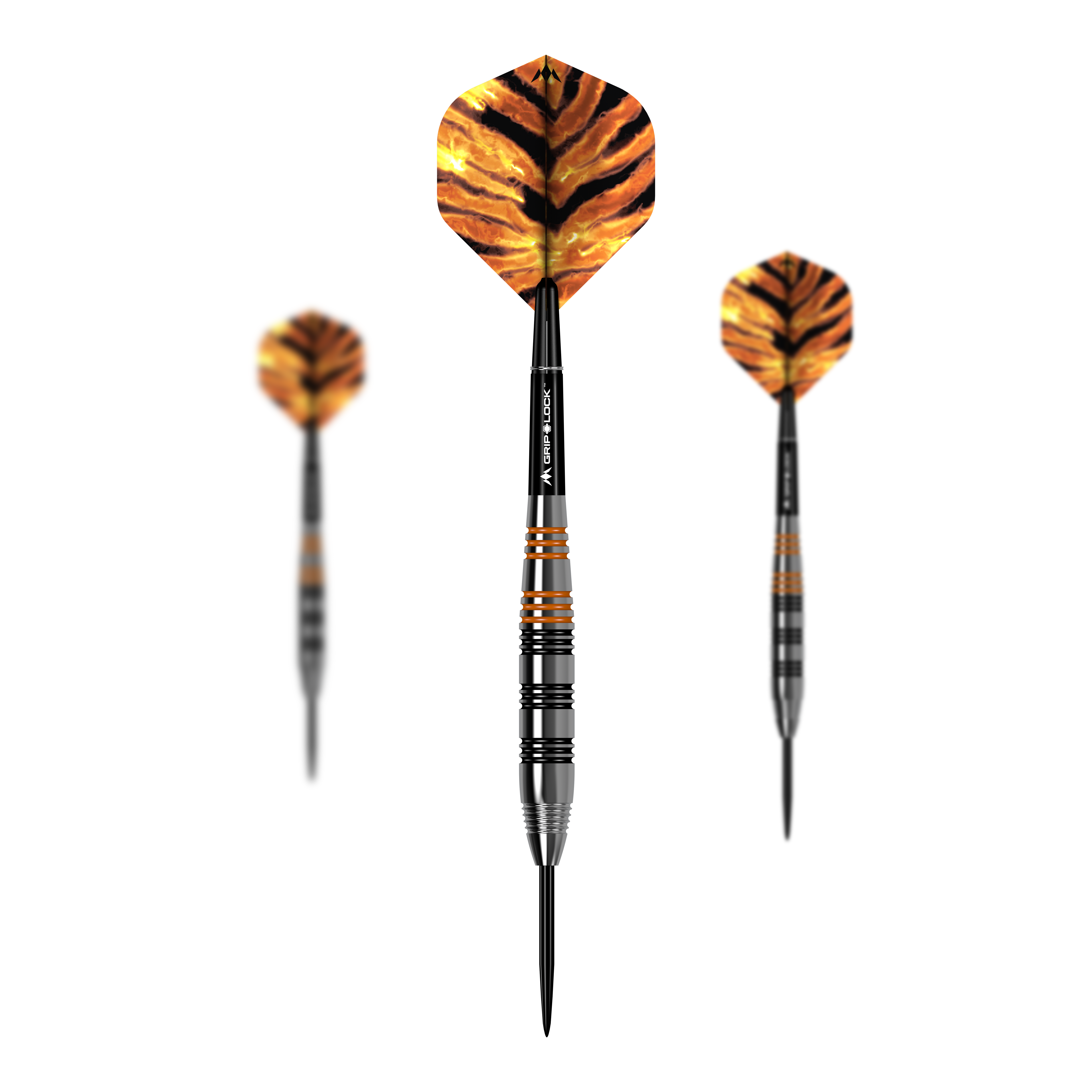 Lotki Mission Javan Brass Steel – 22 g Das Bild zeigt drei Steeldarts des Modells "Mission Javan Brass Steeldarts - 22g". Die Flights haben ein auffälliges, orange-schwarzes Muster, das an Tigerstreifen erinnert.