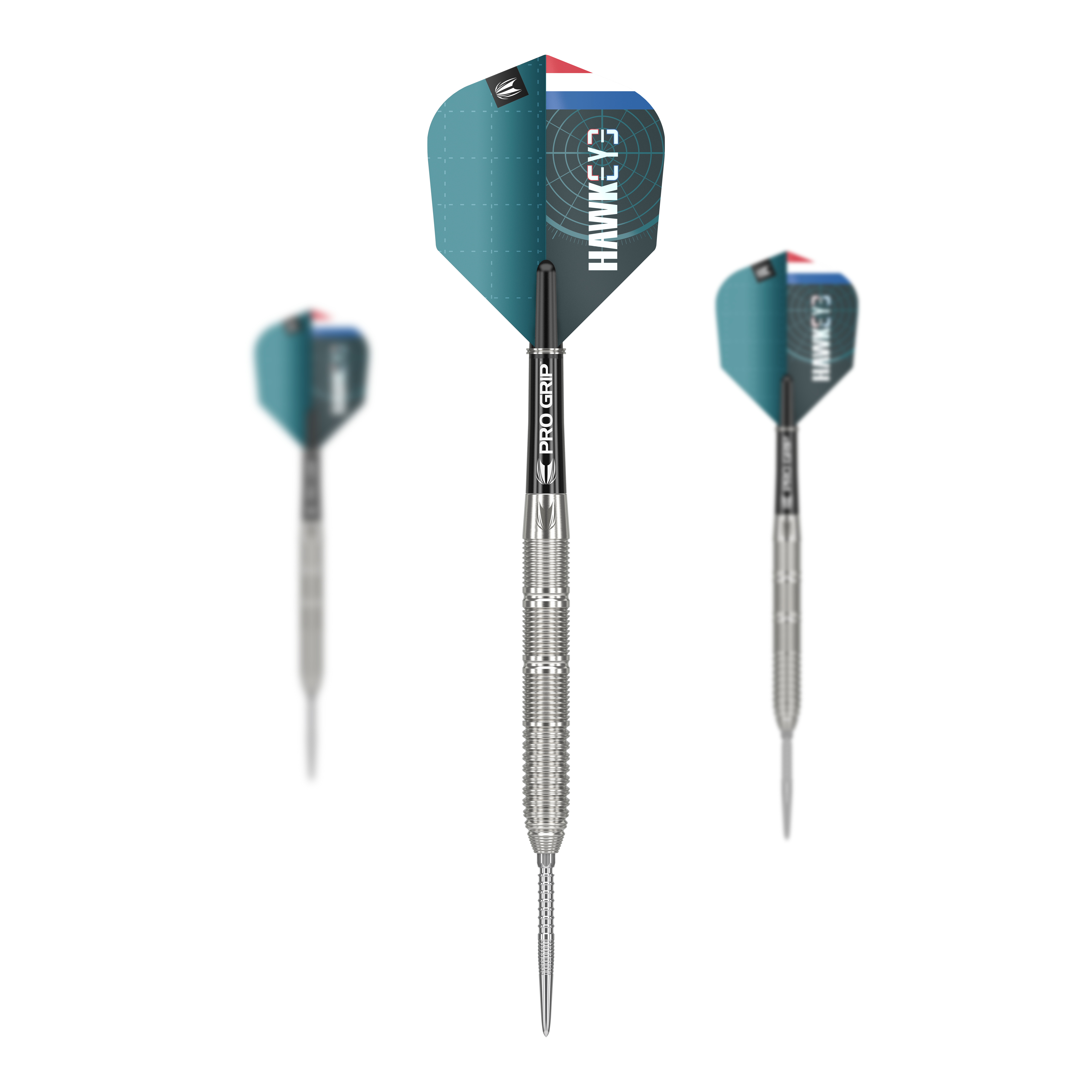 Target Kevin Doets GEN1 Swiss Point Steeldarts - 23g Das Bild zeigt drei Steeldarts des Modells „Target Kevin Doets GEN1 Swiss Point“ mit einem Gewicht von 23g. Die Pfeile haben silberne Spitzen und Schäfte sowie blau-grüne Flights mit weißer Aufschrift.