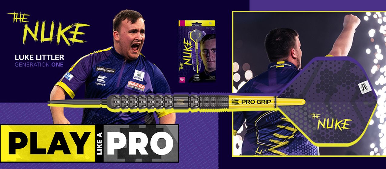 Das Bild zeigt einen Dartspieler in lila-gelbem Trikot mit dem Namen "Luke Littler" und dem Spitznamen "The Nuke". Im Vordergrund ist ein Dartpfeil mit der Aufschrift "Pro Grip" und dem Slogan "Play like a Pro" abgebildet.