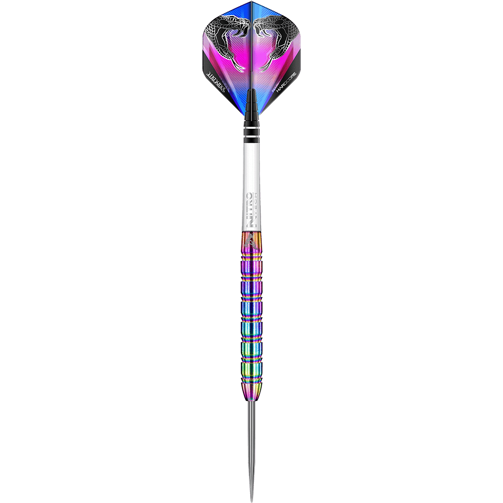 RD1478-RedDragon-Peter-Wright-Snakebite-1-Rainbow-Steeldarts-1CJcNwcgyDrfJ1 Auf dem Bild ist ein bunter Steeldart namens „Red Dragon Peter Wright Snakebite 1 Rainbow“ zu sehen. Der Dart hat Regenbogenfarben am Schaft und ein Flight-Design mit Schlangenmotiven.