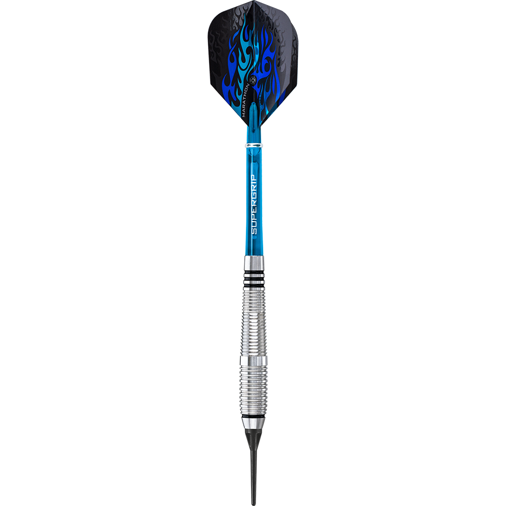HA13968_Harrows_Blaze_Style_A_Softdarts_1T0ANvpxE99ZeQ Das Bild zeigt einen Harrows Blaze Style A Softdart mit einem Gewicht von 18g. Der Dart hat ein silbernes Griffstück, einen blauen Schaft und schwarze Flights mit blauem Flammenmuster.