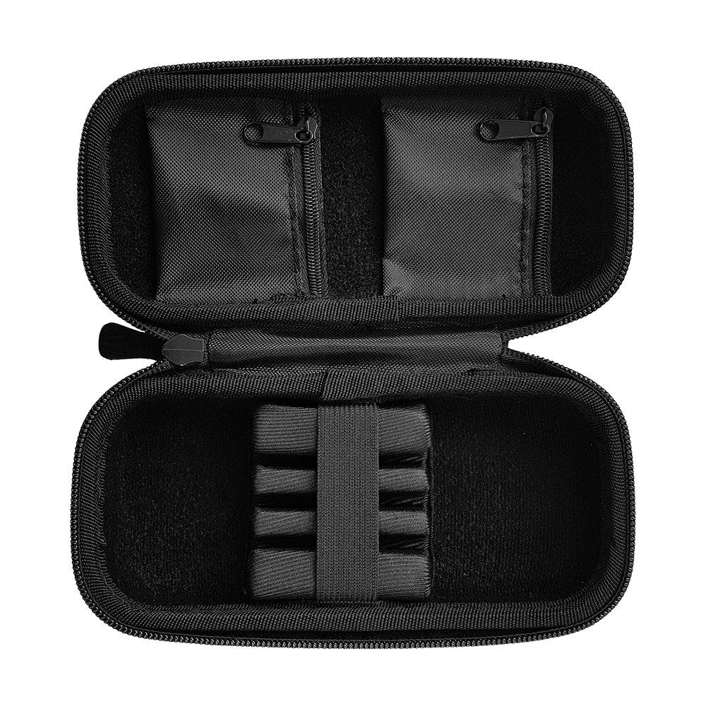 _Target_Takoma_Dartwallet_3_OPENxXs1mBQkZECRp Das Bild zeigt ein offenes, schwarzes Dartetui mit mehreren Fächern und elastischen Haltern. Im Inneren befinden sich zwei kleine Reißverschlussfächer sowie Platz für Dartzubehör.