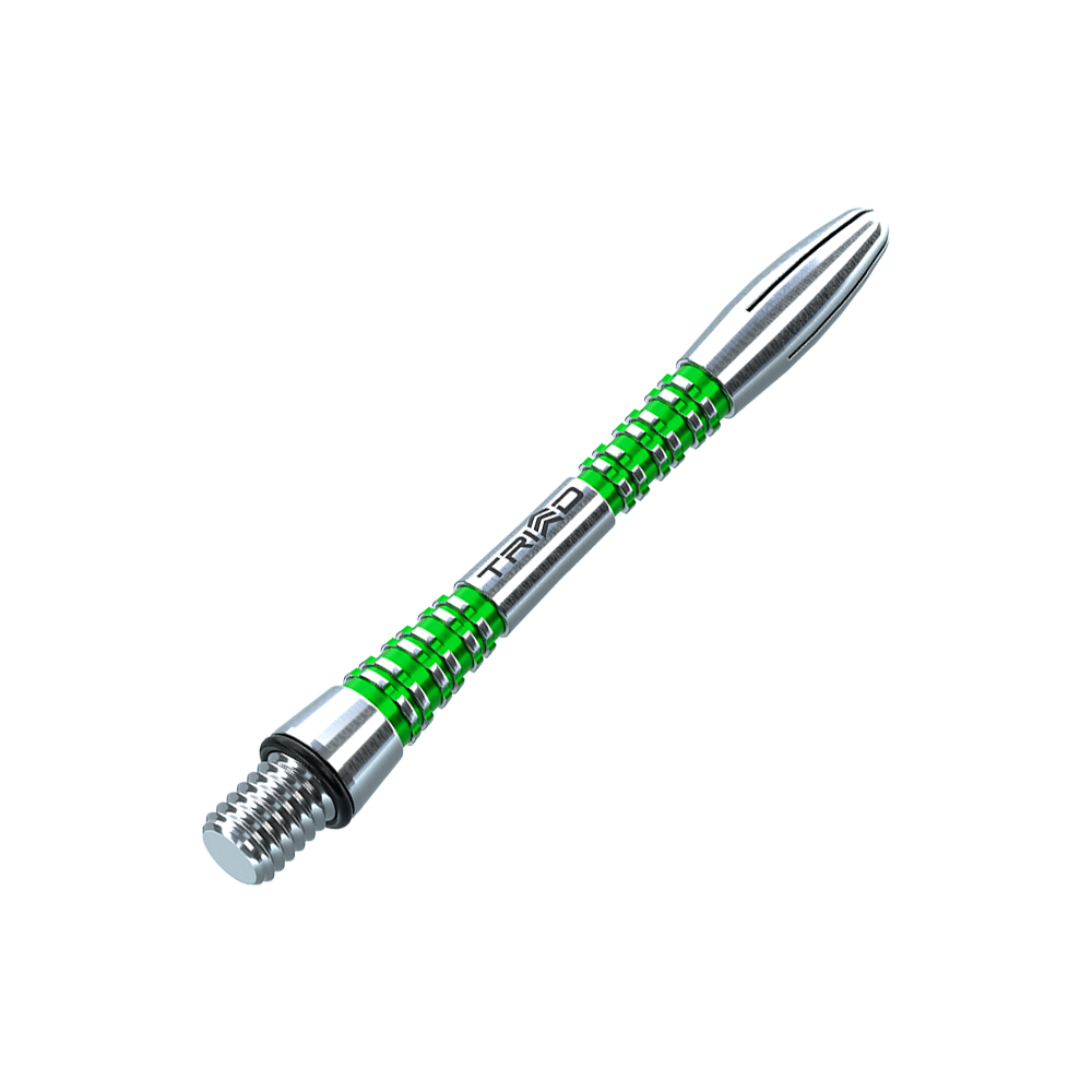 7013-403_Winmau_Triad_Aluminium_Shafts_Gr-n_41mm_2 Auf dem Bild ist ein Winmau Triad Aluminium Shaft in Grün zu sehen. Das Produkt besteht aus silbernem Aluminium mit grünen Akzenten und dem Schriftzug "TRIAD".