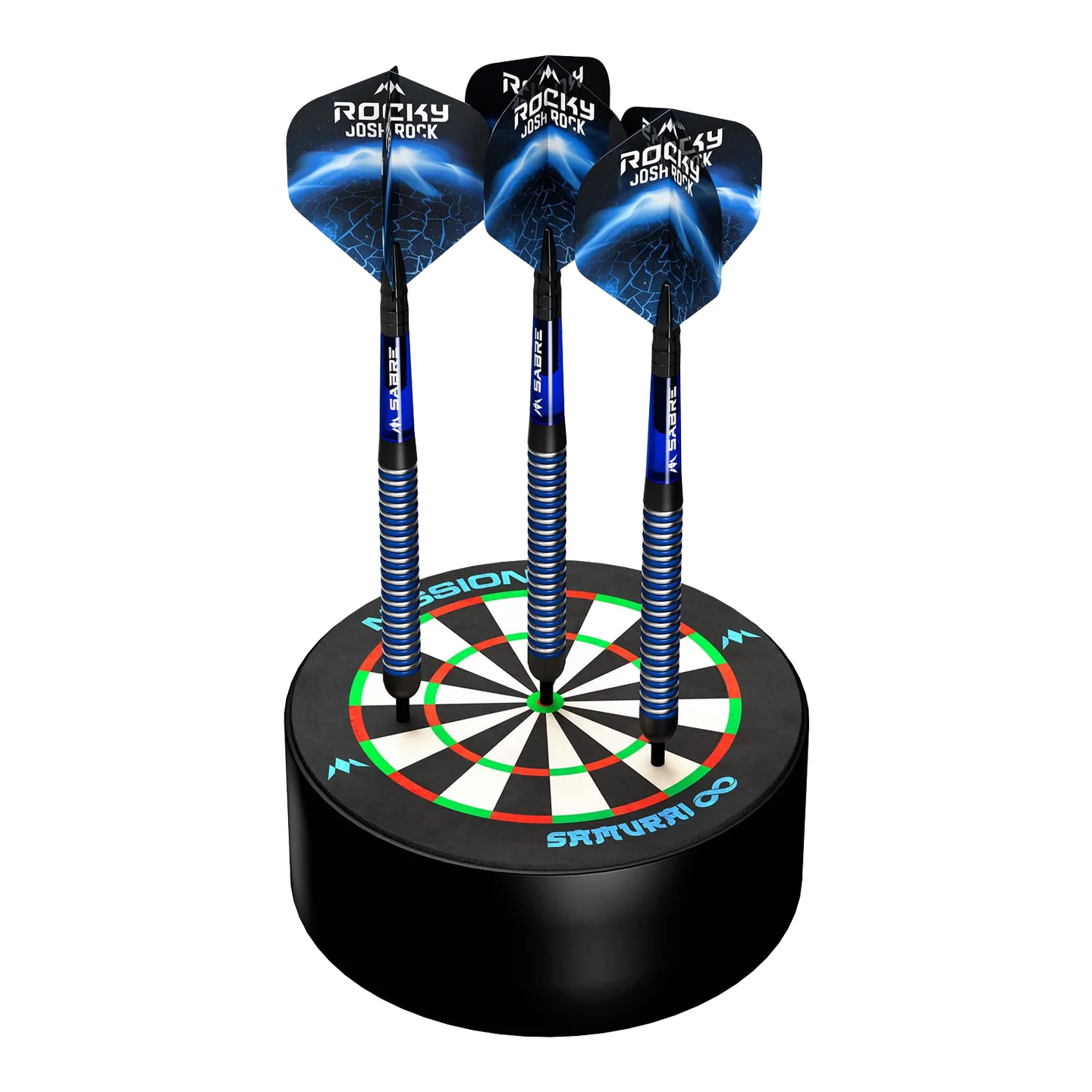 Das Bild zeigt das Produkt "Mission Samurai Infinity Mini Dartboard Darthalter" mit drei Dartpfeilen, die auf einer kleinen Zielscheibe stecken. Die Dartpfeile haben blaue Flights mit der Aufschrift "ROCKY JOSH ROCK".