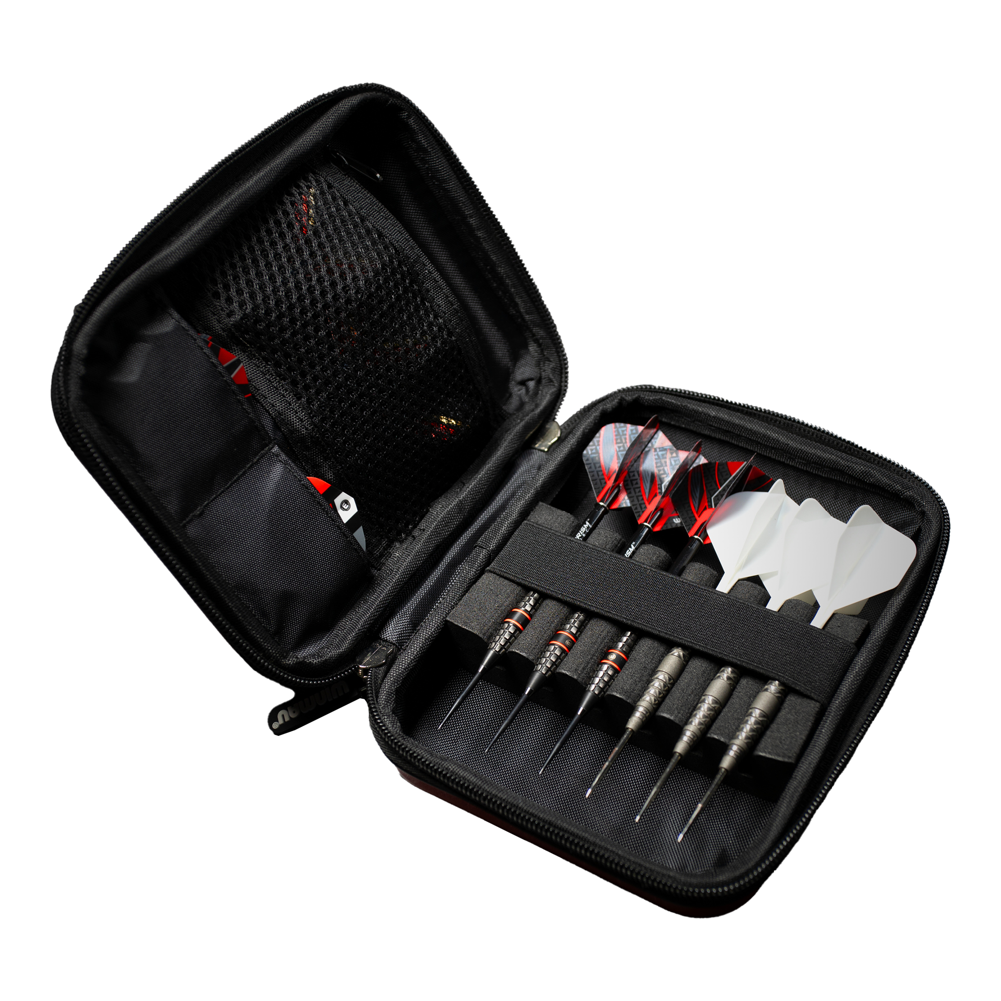 Portfel Winmau Armor G2 Dart Das Bild zeigt ein geöffnetes Dart-Etui mit mehreren Darts und Ersatzflights. Die Darts und Zubehörteile sind ordentlich in dem schwarzen Etui einsortiert.