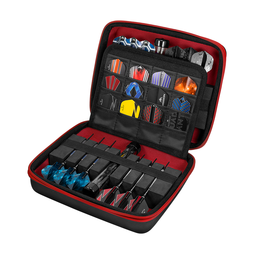 Portfel Mission Luxor Dart Das Bild zeigt ein geöffnetes Dart-Set in einer schwarzen und roten Hülle. Darin sind mehrere Darts und verschiedene Dart-Flights ordentlich verstaut.