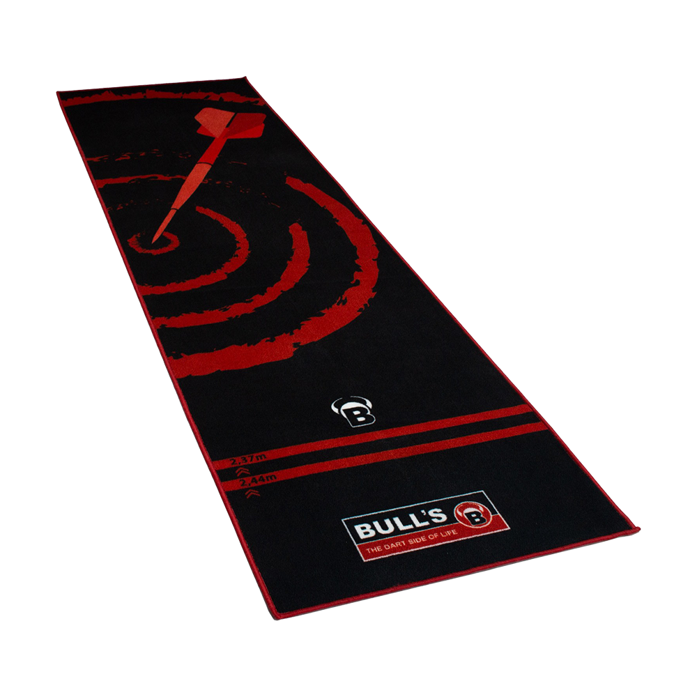 67808_Bulls_Carpet-Mat_140_Red_1 Auf dem Bild ist der Bulls Carpet-Mat Teppich 140 in Rot zu sehen. Der Teppich ist schwarz mit roten Dart-Zielsymbolen und Markierungen für verschiedene Entfernungen bedruckt.