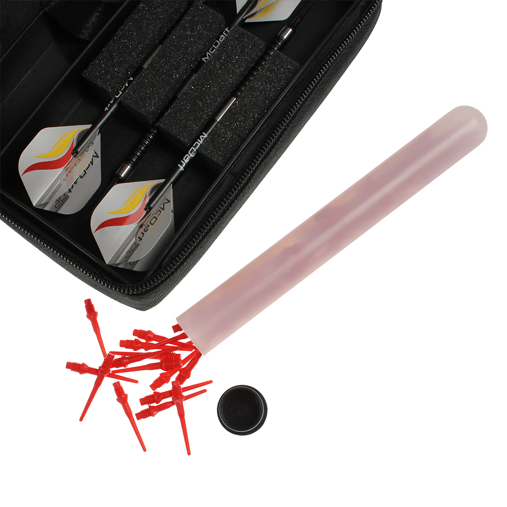 705_McDart_Tasche_Klein_6 Die Abbildung zeigt das Produkt "McDart Tasche Klein", in dem mehrere Dartpfeile sicher aufbewahrt werden. Daneben liegt ein Röhrchen mit vielen roten Spitzen.