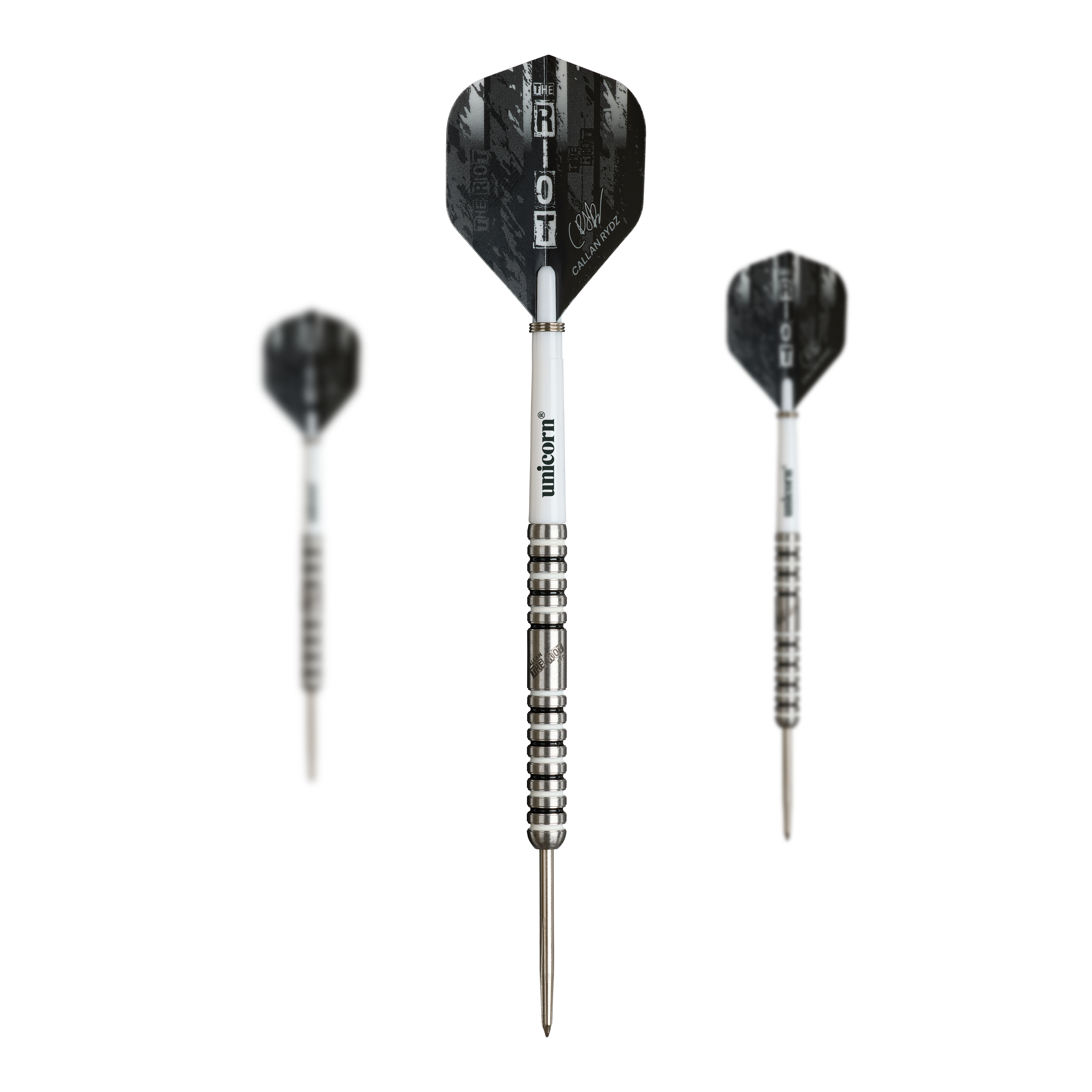 Unicorn Callan Rydz The Riot Phase 2 stalowe lotki Das Bild zeigt drei Steeldarts des Produkts „Unicorn Callan Rydz The Riot Phase 2“. Die Darts haben silberne Spitzen, weiße Schäfte und schwarze Flights mit Aufschrift.