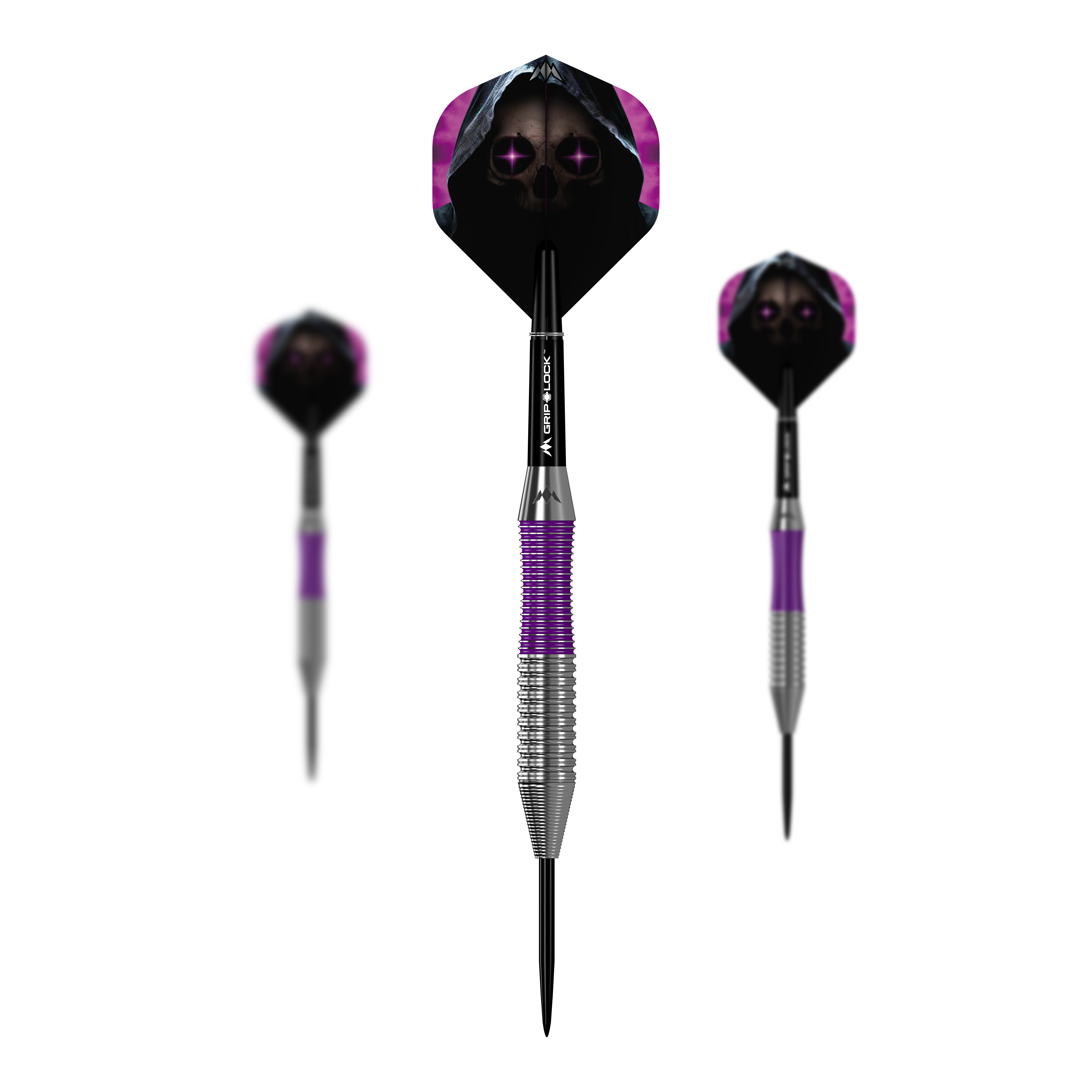 Lotki Mission Phantom Brass Steel – 22 g Das Bild zeigt drei Steeldarts des Produkts „Mission Phantom Brass Steeldarts - 22g“. Die Darts haben silberne und lila Griffe sowie Flights mit Totenkopf-Motiv und dunklem Hintergrund.