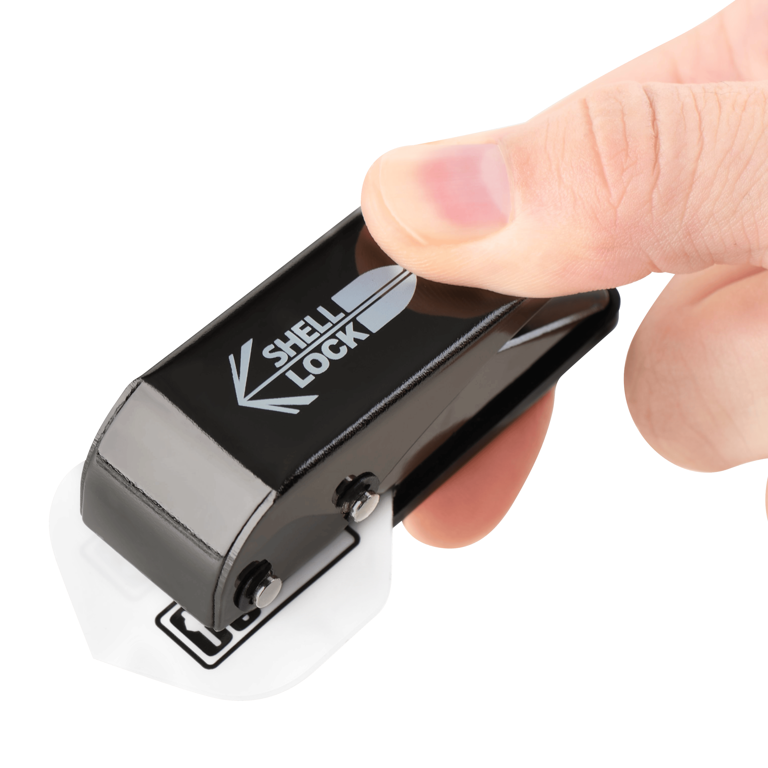 Dziurkacz typu L-Style One80 Shell Lock Punch Flight Punch Das Bild zeigt das Produkt "L-Style One80 Shell Lock Punch Flightlocher", das in einer Hand gehalten wird. Mit diesem Werkzeug wird ein Loch in ein Dartflight gestochen.