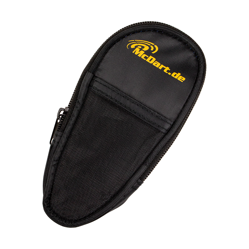 723_McDart_Slim_Case_Darttasche_Schwarz_1 Das Bild zeigt ein schwarzes, schlankes Dart-Etui mit dem Aufdruck "McDart.de" in Gelb. Das Etui hat einen Reißverschluss und bietet Platz zur Aufbewahrung von Darts.
