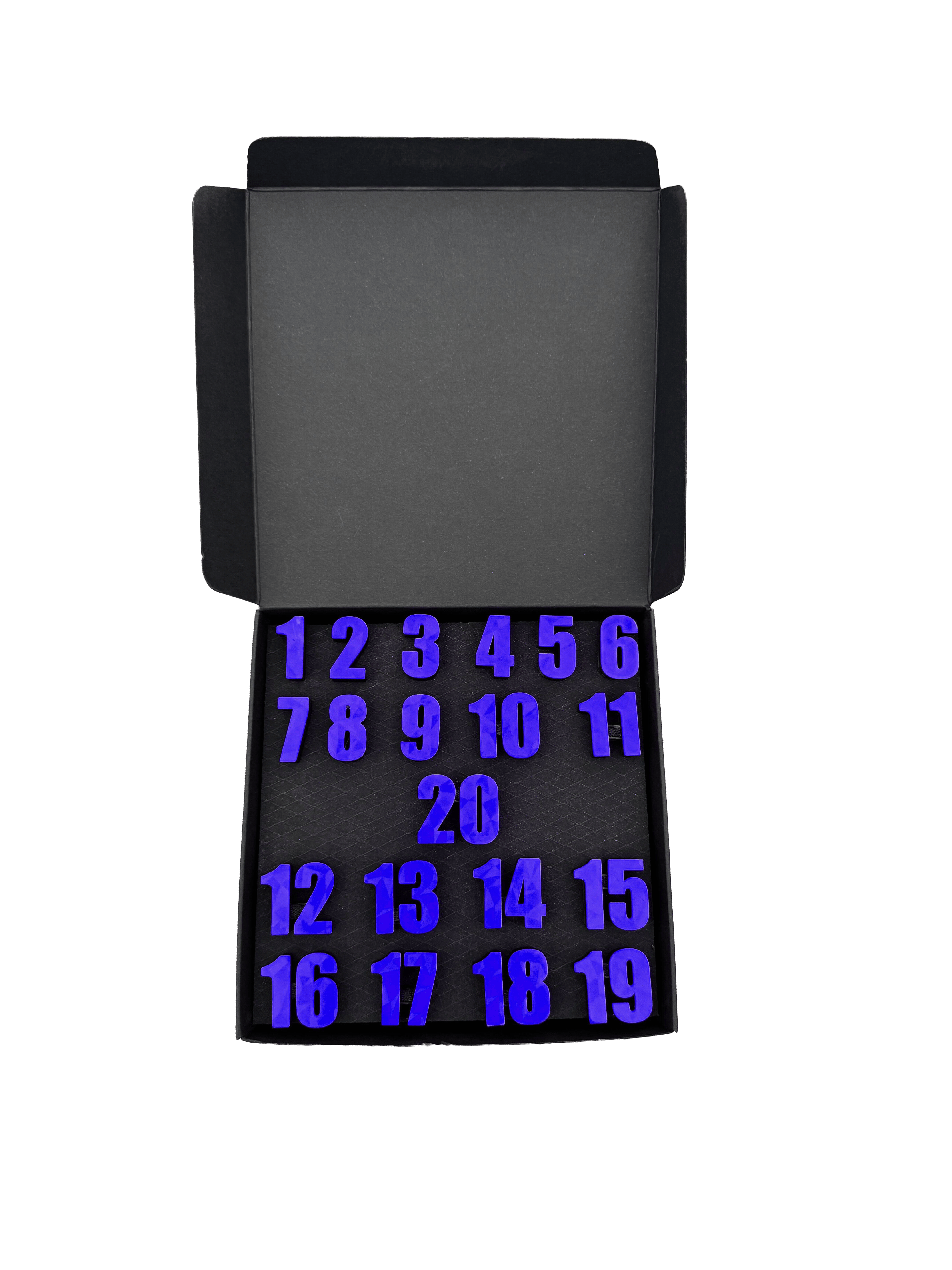 Pierścienie z numerami do tarczy do darta McDart / Pierścienie z numerami klasyczne Eine blaue Box ist auf dem Bild zu sehen. Das Produkt ist im klassischen Stil gestaltet.