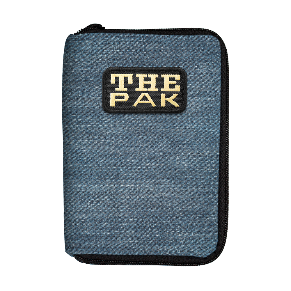715TP_The_PAK_Jeans_Editon_Darttasche_1 Die Abbildung zeigt das Produkt "The Pak Jeans Edition Darttasche". Die Tasche ist blau und hat vorne ein auffälliges "THE PAK"-Logo.