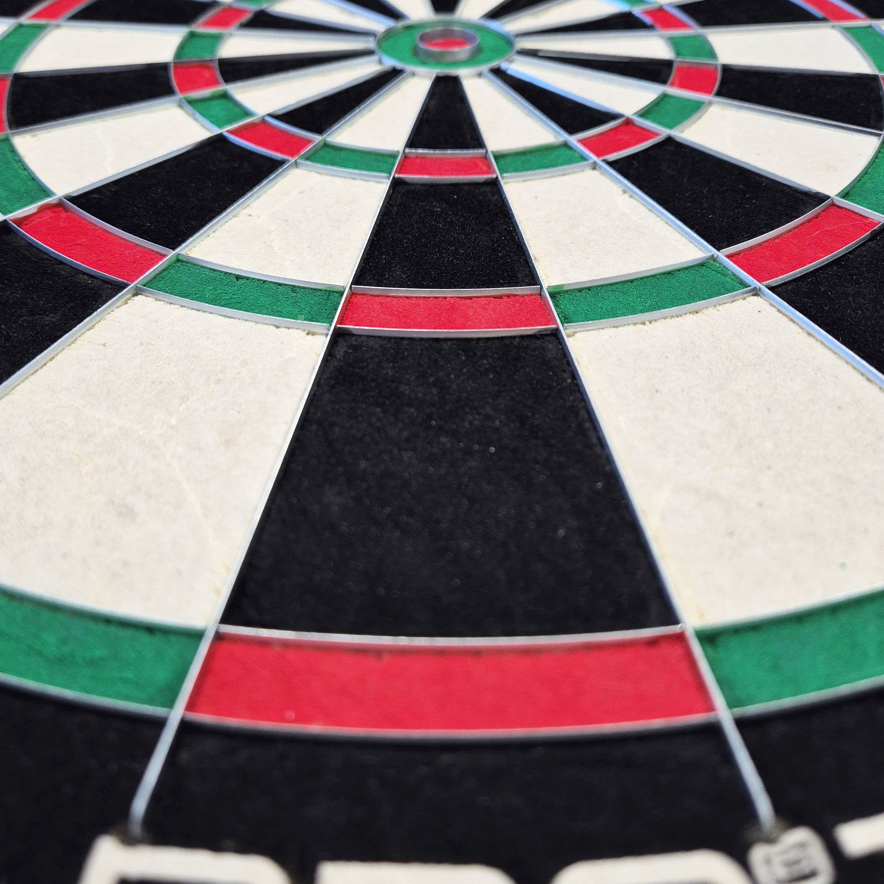 Tarcza do darta Harrows Quadro 240 ze stali Das Bild zeigt eine Nahaufnahme des Harrows Quadro 240 Steeldartboards. Die Farbfelder in Schwarz, Weiß, Rot und Grün sind deutlich zu erkennen.