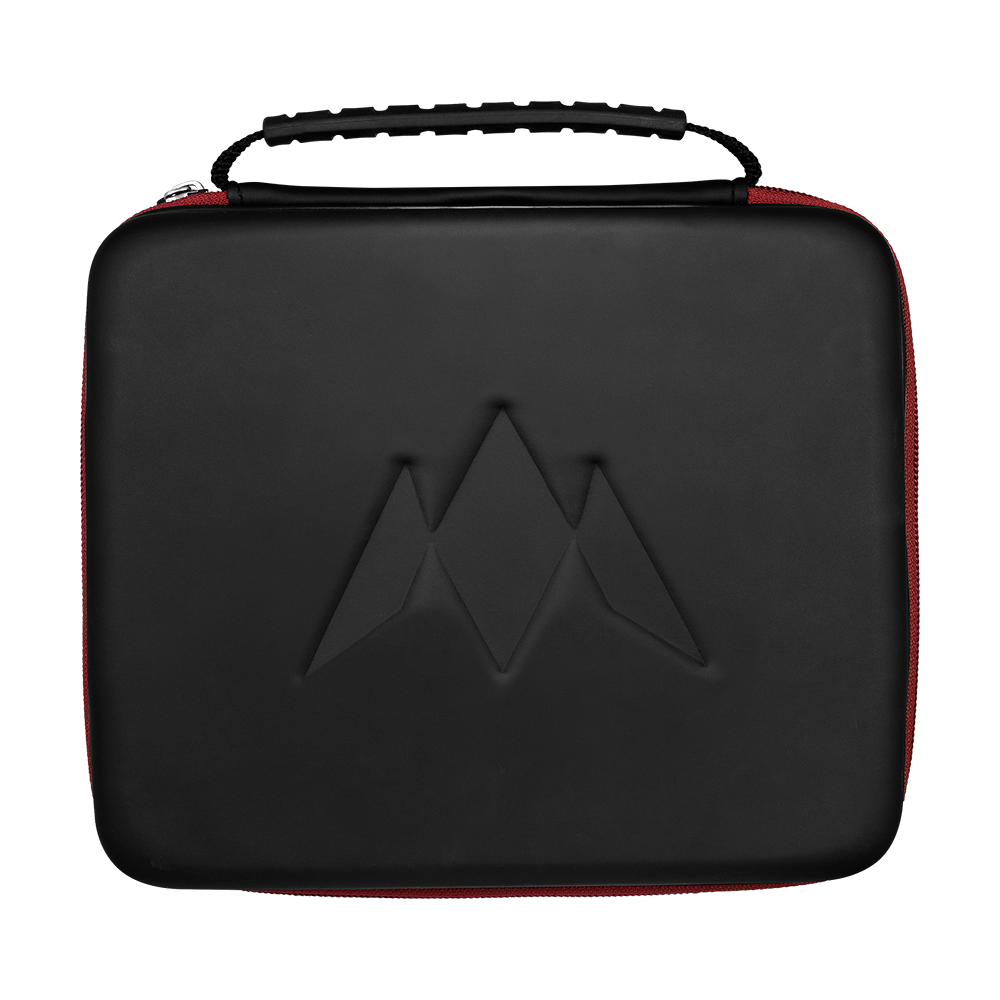 Portfel Mission Luxor Dart Dies ist eine schwarze Tragetasche mit rotem Reißverschluss und einem geprägten Logo auf der Vorderseite. Oben befindet sich ein Griff, um die Tasche leicht zu tragen.