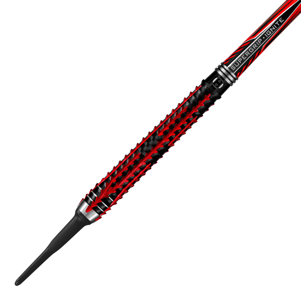 HA27071_Harrows_Fire_Inferno_Softdarts_2 Das Bild zeigt einen Harrows Fire Inferno Softdart mit auffälligem rot-schwarzem Design. Im Hintergrund sind bunte, gestreifte Muster in Rot-, Grau- und Rosatönen zu sehen.