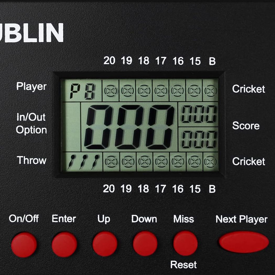 Licznik rzutek XQMax Dublin Das Bild zeigt den XQMax Dublin Dart Counter mit einem digitalen Display. Unter dem Display befinden sich mehrere rote Tasten zur Steuerung des Geräts.
