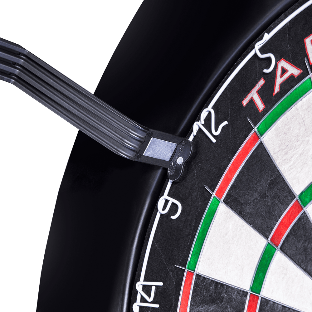 System oświetlenia tarczy LED Target CORONA Vision Das Bild zeigt einen LED-Beleuchtungsring, der an einem Dartboard befestigt ist. Das Produkt heißt "Target CORONA Vision LED Dartboard Lighting System".