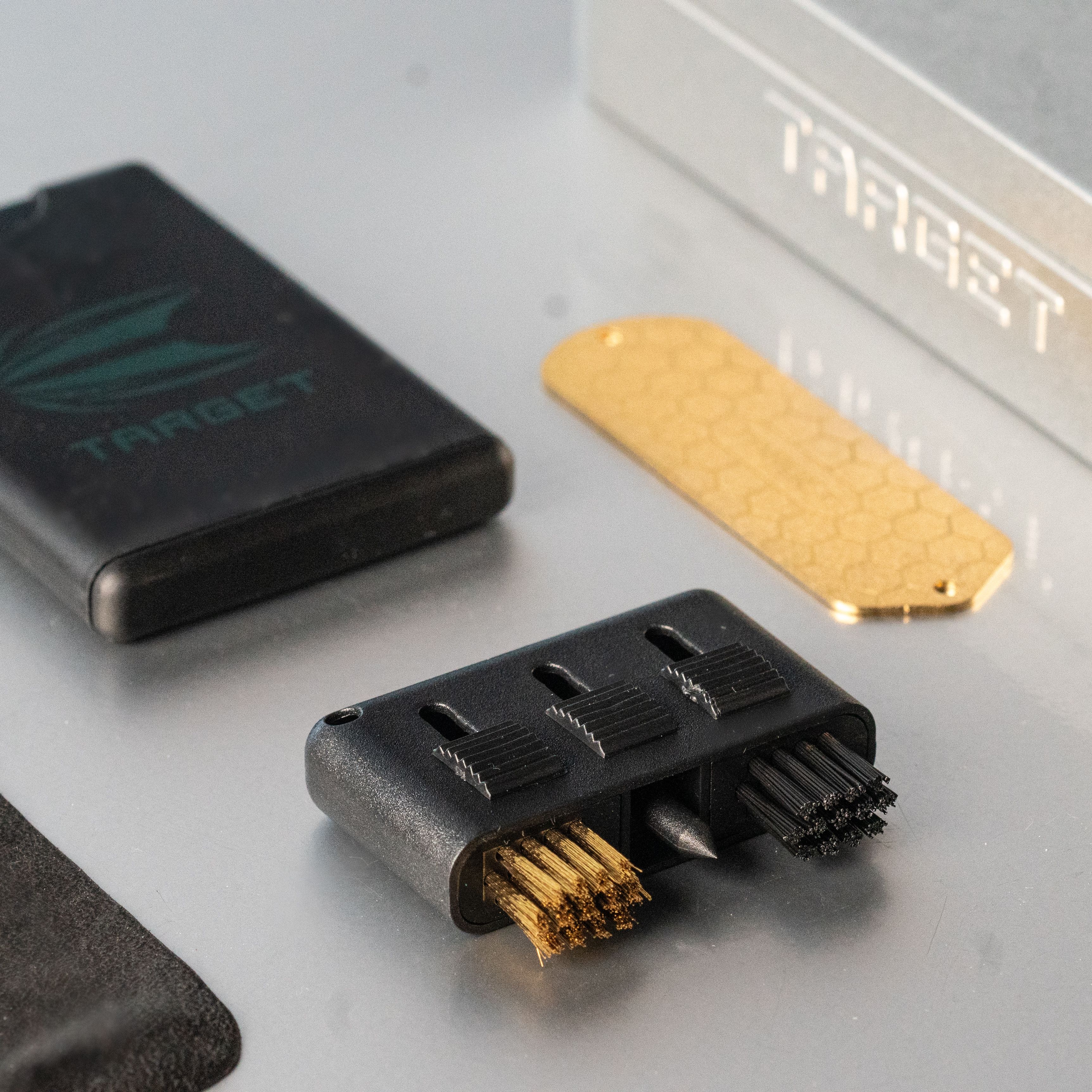 Zestaw serwisowy do rzutek Target Zu sehen ist das Target Dart Servicing Kit. Es wird verwendet, um Dartpfeile zu warten und zu reparieren.