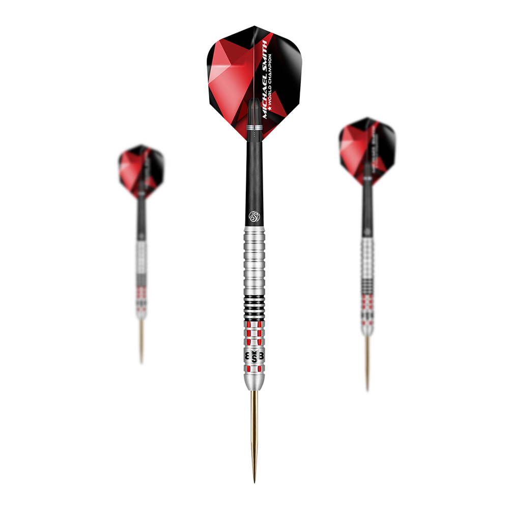 Shot Michaela Smitha Osiągnij stalowe strzałki Das Bild zeigt drei Steeldarts mit silbernen Griffen und roten, schwarzen Flights. In der Mitte ist ein Dart in Großaufnahme zu sehen, während rechts und links je ein Dart kleiner abgebildet sind.