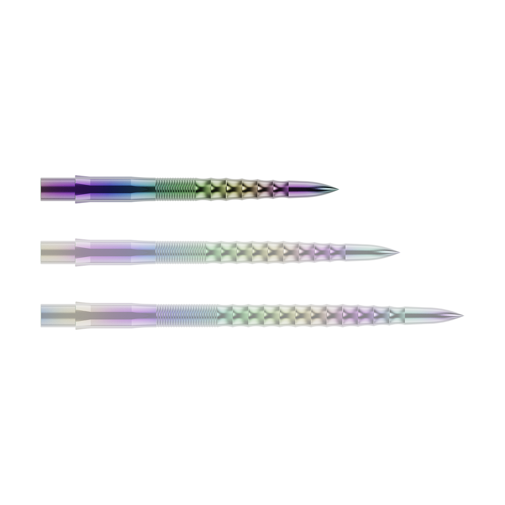 Końcówki do lotek Mission Caliburn EVO - Ripple - Coral Auf dem Bild sind drei bunte Steeldartspitzen mit einem geriffelten und gewellten Muster zu sehen. Sie liegen parallel nebeneinander auf einem grünen Hintergrund.