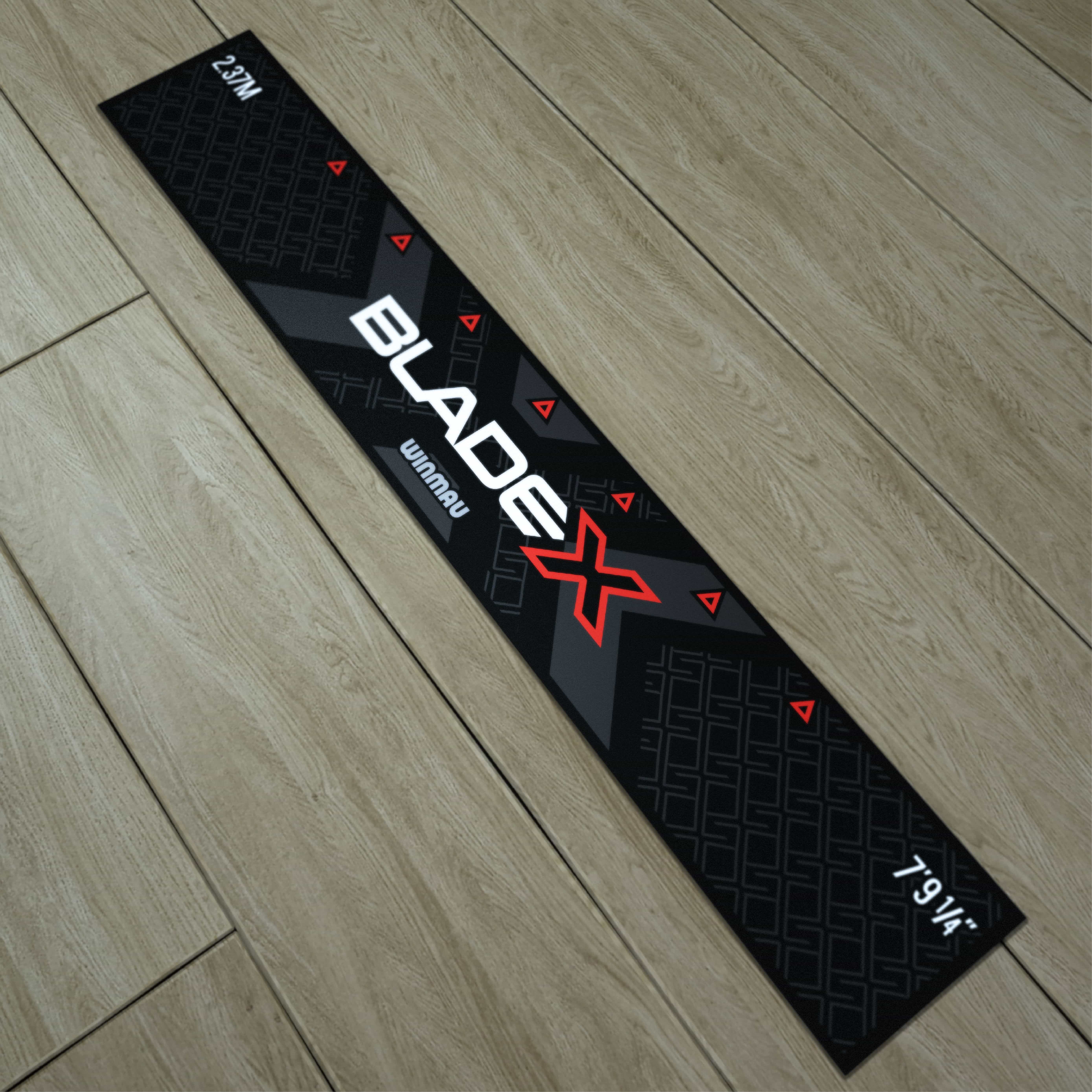 Zu sehen ist die Winmau Blade X Abwurflinie. Sie hilft, die richtige Entfernung beim Werfen festzulegen.