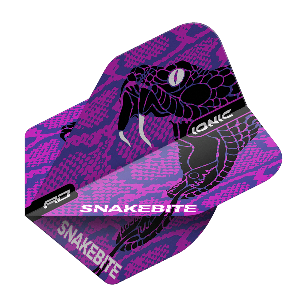 TF6570_Red_Dragon_Hardcore_Ionic_Snakebite_Purple_Head_Standard_Flights_2 Das Bild zeigt ein Dart-Flight mit einem auffälligen lila Schlangenmuster und den Worten „SNAKEBITE“. Auf dem Flight ist ein schwarzer Schlangenkopf mit herausgestreckten Giftzähnen abgebildet.
