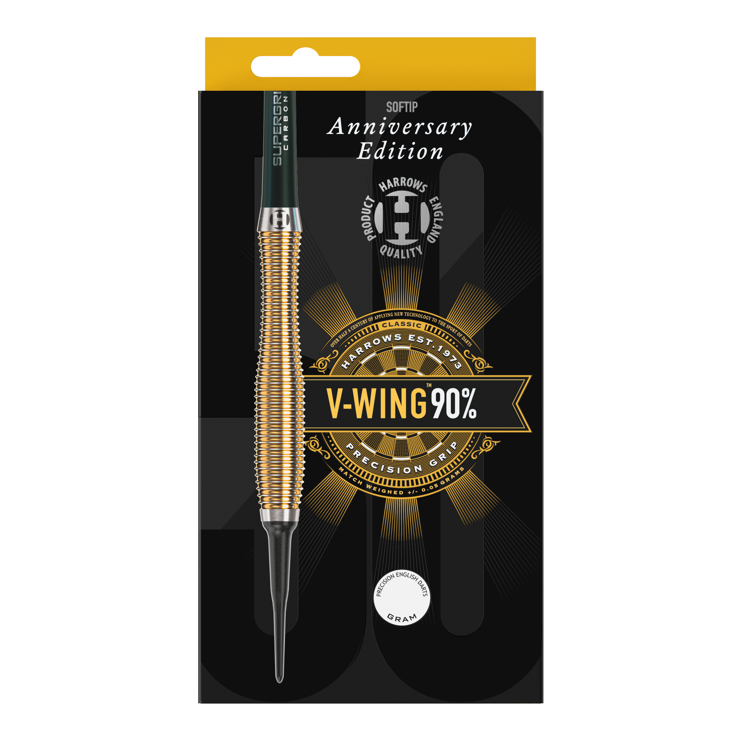 Harrows Anniversary Edition V-Wing Soft Darts - 18g Auf dem Bild ist eine Packung der "Harrows Anniversary Edition V-Wing Softdarts - 18g" zu sehen. Die Verpackung ist schwarz-gold gestaltet und hebt die Präzisionsqualität und den 90%igen Tungsten-Anteil hervor.