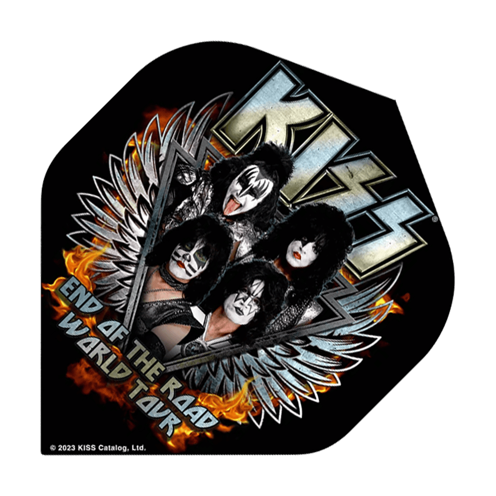 Mission Kiss Koniec drogi nr 2 Standardowe loty Das Bild zeigt ein Dart-Flight mit dem Motiv der Band KISS und dem Schriftzug "End of the Road World Tour". Im Hintergrund sind Flammen und silberne Flügel zu sehen.