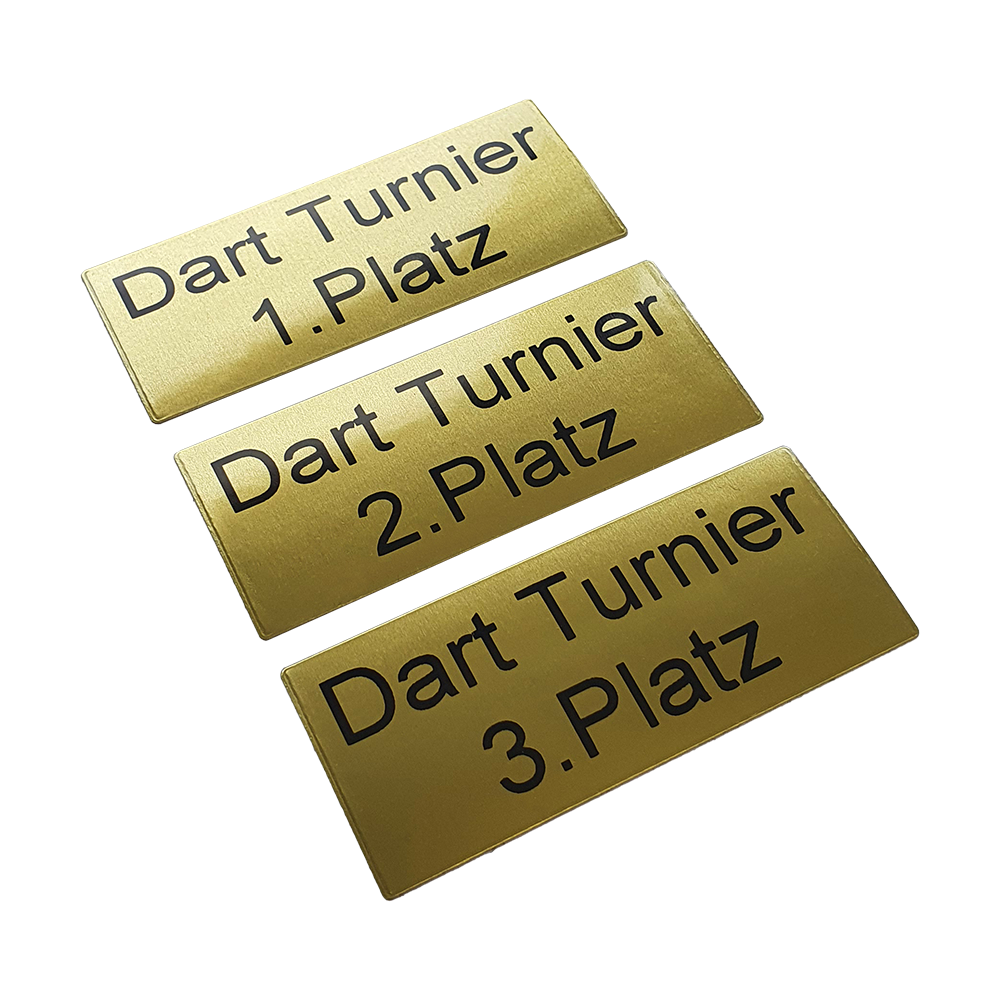 P-Schild_McDart_Pokalschild_mit_Wunschtext_2 Das Bild zeigt drei goldene Pokalschilder mit schwarzer Schrift. Auf den Schildern steht jeweils "Dart Turnier" und der Platz, zum Beispiel "1. Platz", "2. Platz" und "3. Platz".